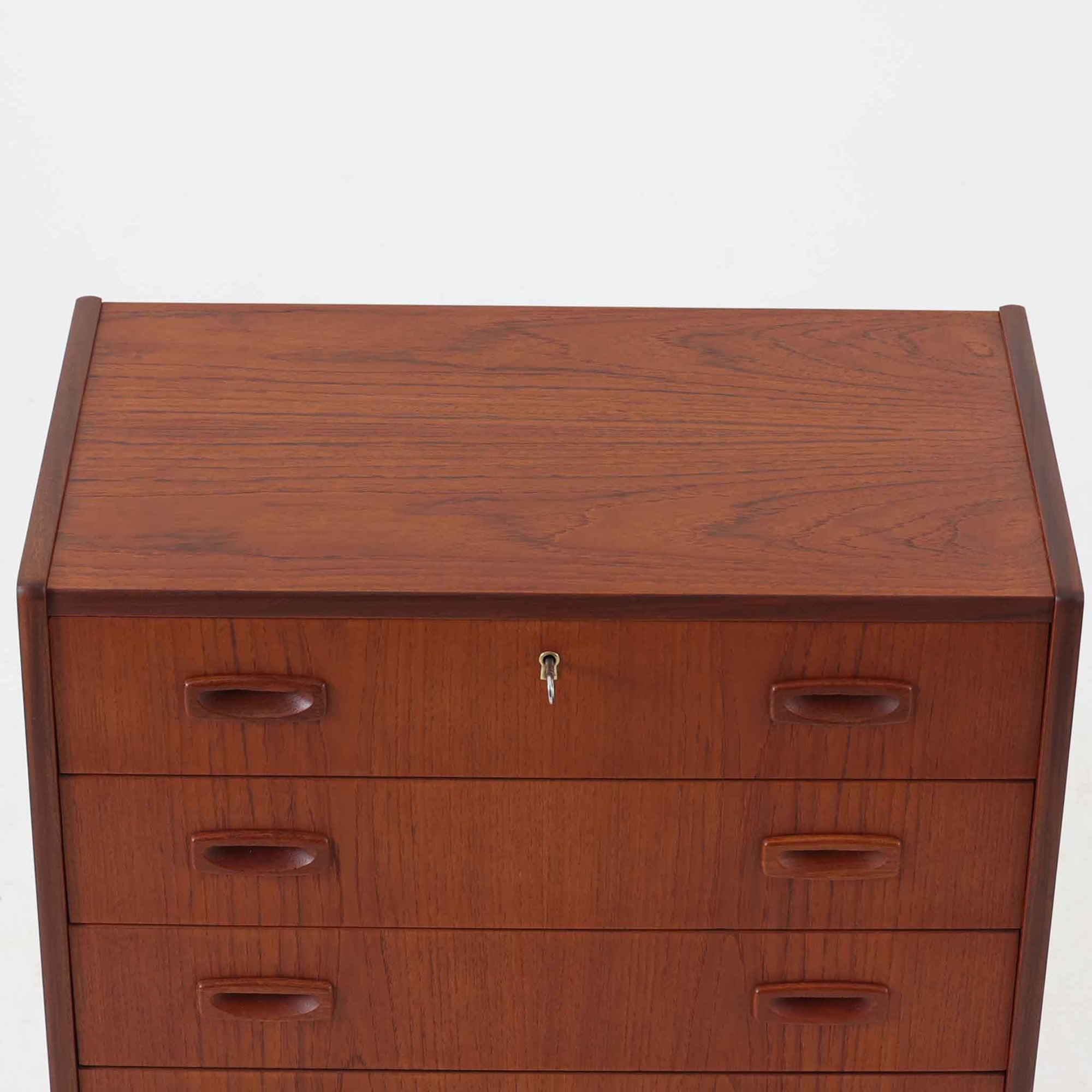 チーク材の温もりある木肌が魅力の4段チェストは、北欧ビンテージならではの上品な佇まいを持ち、幅70cmと場所を取らずに収納力を確保できる実用的な一台です。丸みを帯びた引き出し取手や先細りの脚部など、細部まで丁寧に仕上げられており、寝室やリビング、玄関まわりにも自然と馴染むデザインです。