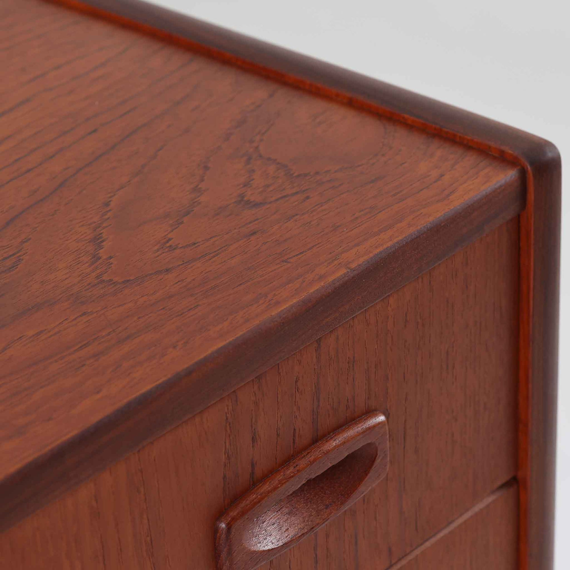 チーク材の温もりある木肌が魅力の4段チェストは、北欧ビンテージならではの上品な佇まいを持ち、幅70cmと場所を取らずに収納力を確保できる実用的な一台です。丸みを帯びた引き出し取手や先細りの脚部など、細部まで丁寧に仕上げられており、寝室やリビング、玄関まわりにも自然と馴染むデザインです。