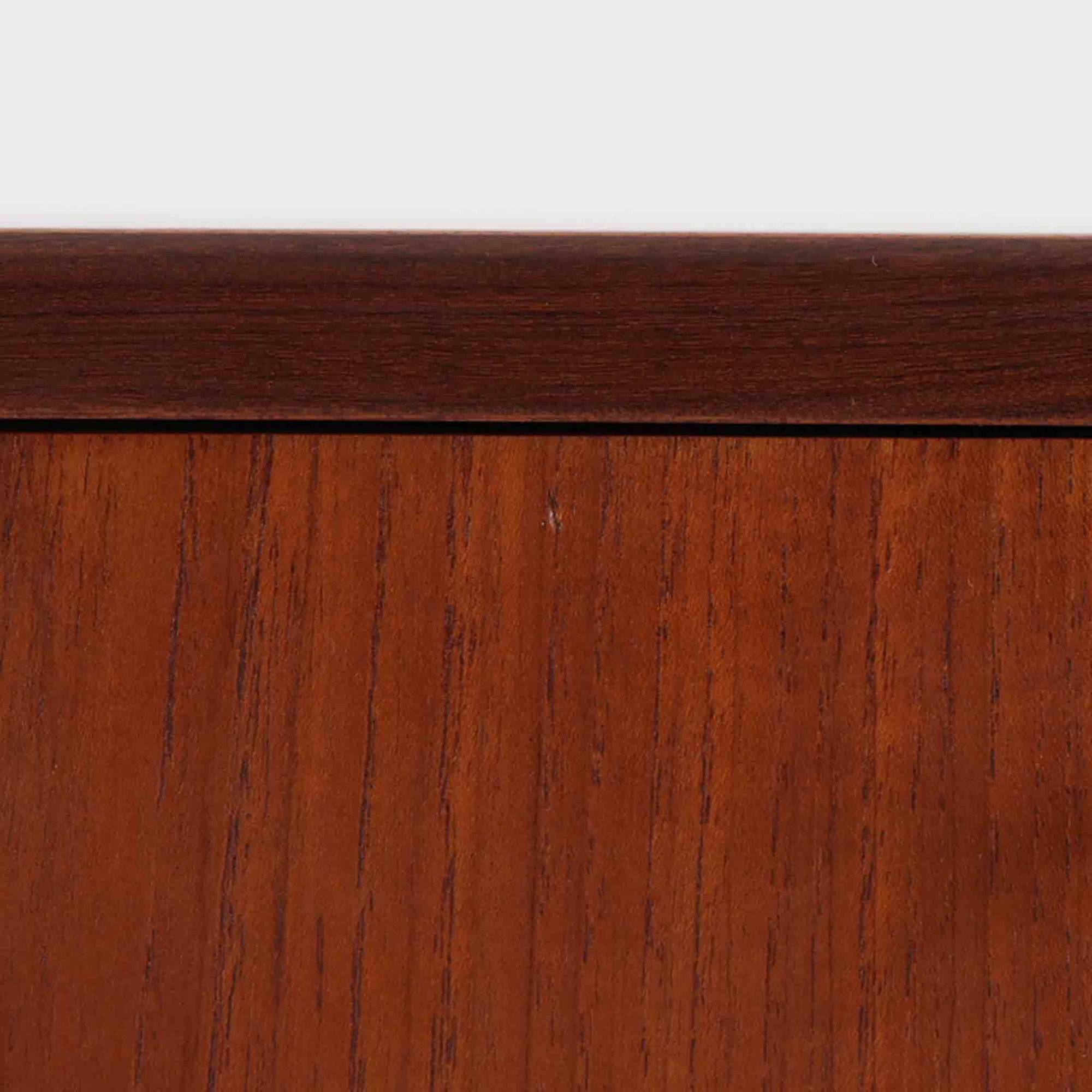 チーク材の温もりある木肌が魅力の4段チェストは、北欧ビンテージならではの上品な佇まいを持ち、幅70cmと場所を取らずに収納力を確保できる実用的な一台です。丸みを帯びた引き出し取手や先細りの脚部など、細部まで丁寧に仕上げられており、寝室やリビング、玄関まわりにも自然と馴染むデザインです。