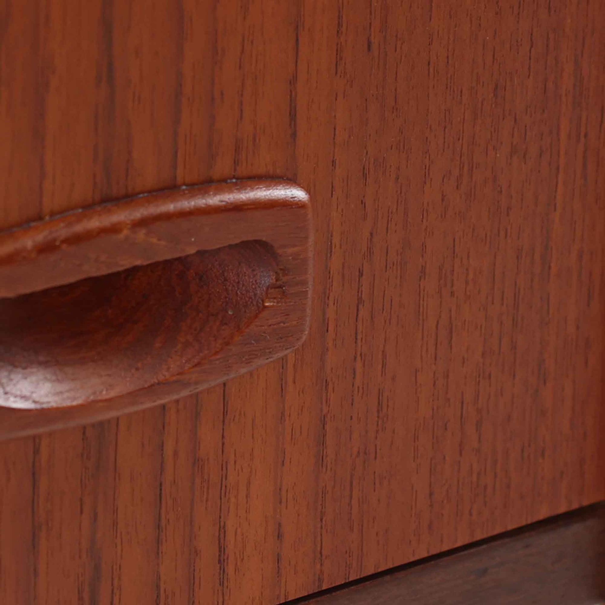 チーク材の温もりある木肌が魅力の4段チェストは、北欧ビンテージならではの上品な佇まいを持ち、幅70cmと場所を取らずに収納力を確保できる実用的な一台です。丸みを帯びた引き出し取手や先細りの脚部など、細部まで丁寧に仕上げられており、寝室やリビング、玄関まわりにも自然と馴染むデザインです。