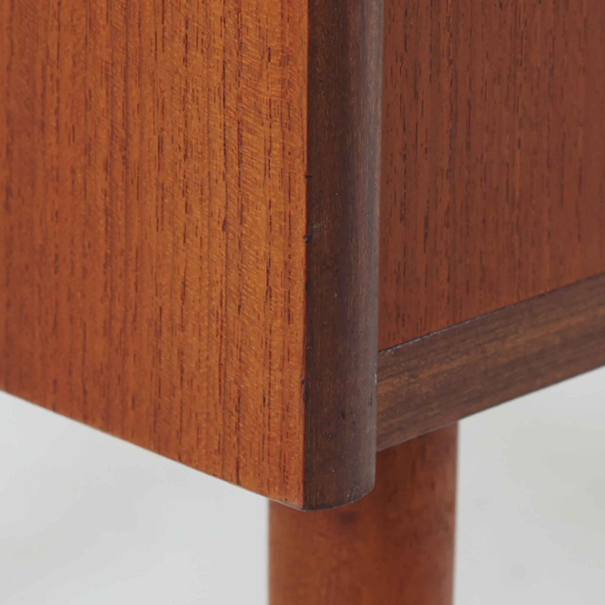 チーク材の温もりある木肌が魅力の4段チェストは、北欧ビンテージならではの上品な佇まいを持ち、幅70cmと場所を取らずに収納力を確保できる実用的な一台です。丸みを帯びた引き出し取手や先細りの脚部など、細部まで丁寧に仕上げられており、寝室やリビング、玄関まわりにも自然と馴染むデザインです。