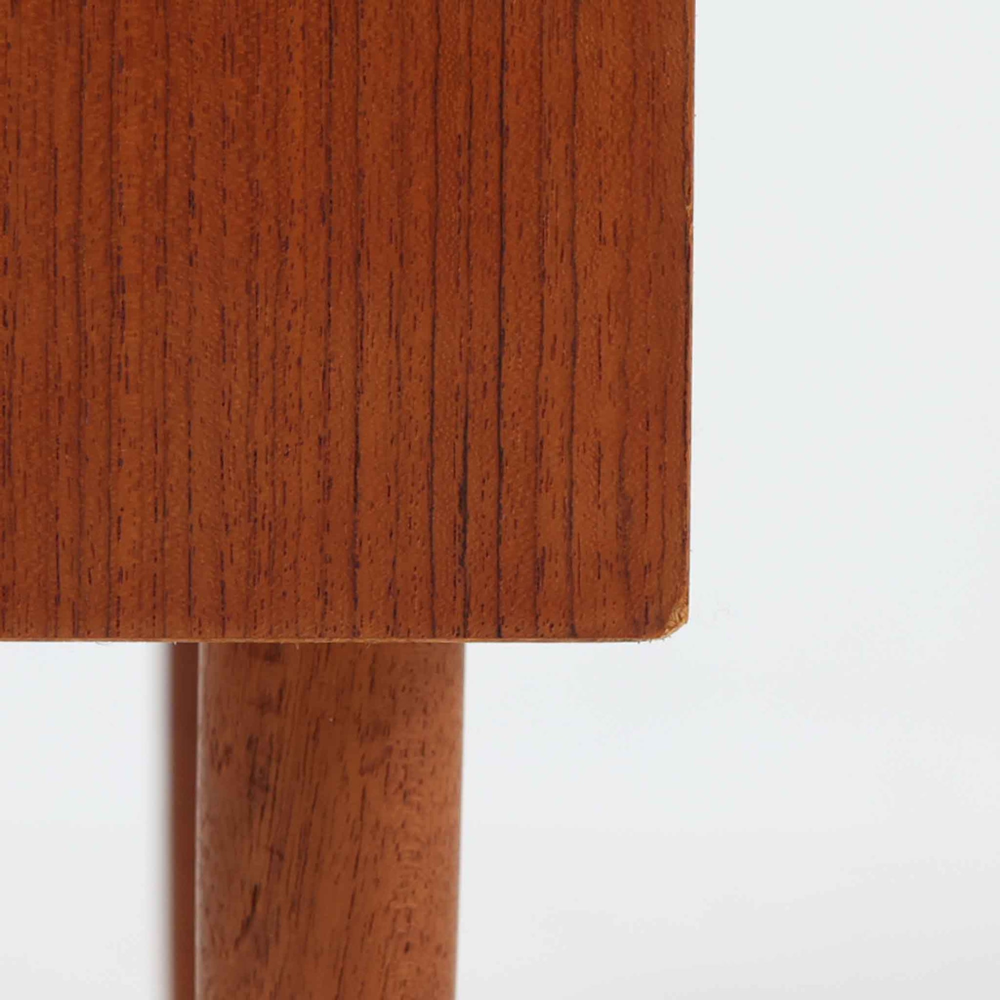 チーク材の温もりある木肌が魅力の4段チェストは、北欧ビンテージならではの上品な佇まいを持ち、幅70cmと場所を取らずに収納力を確保できる実用的な一台です。丸みを帯びた引き出し取手や先細りの脚部など、細部まで丁寧に仕上げられており、寝室やリビング、玄関まわりにも自然と馴染むデザインです。