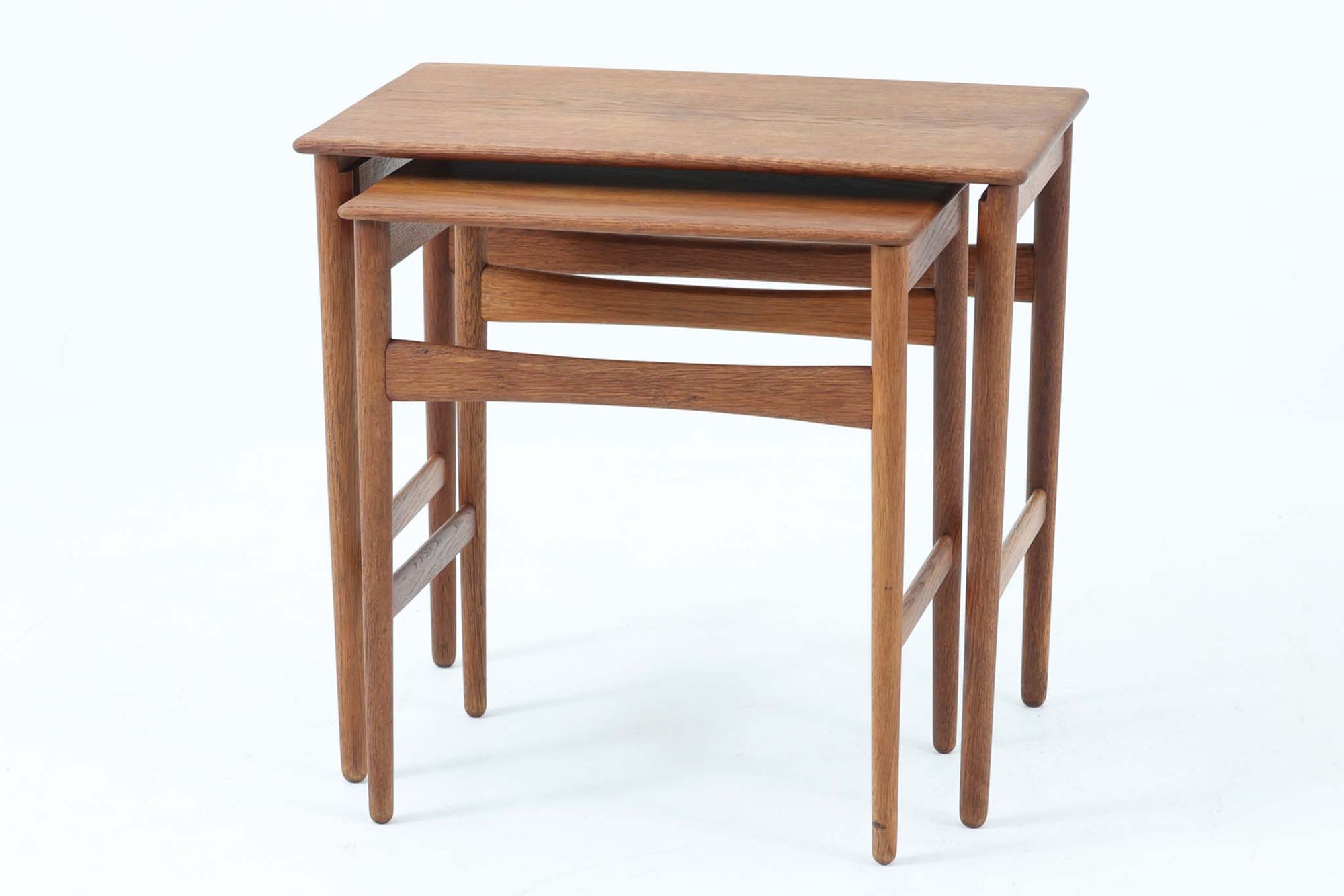 このネストテーブルは、デンマークの名門メーカーAndreas Tuckから、デザイナーはハンス・J・ウェグナーが手掛けた一品です。素材にはオーク無垢材が使用された「AT40」です。通常は3点セットですが、こちらは中テーブルが欠品しており、大と小の2点セットとなります。