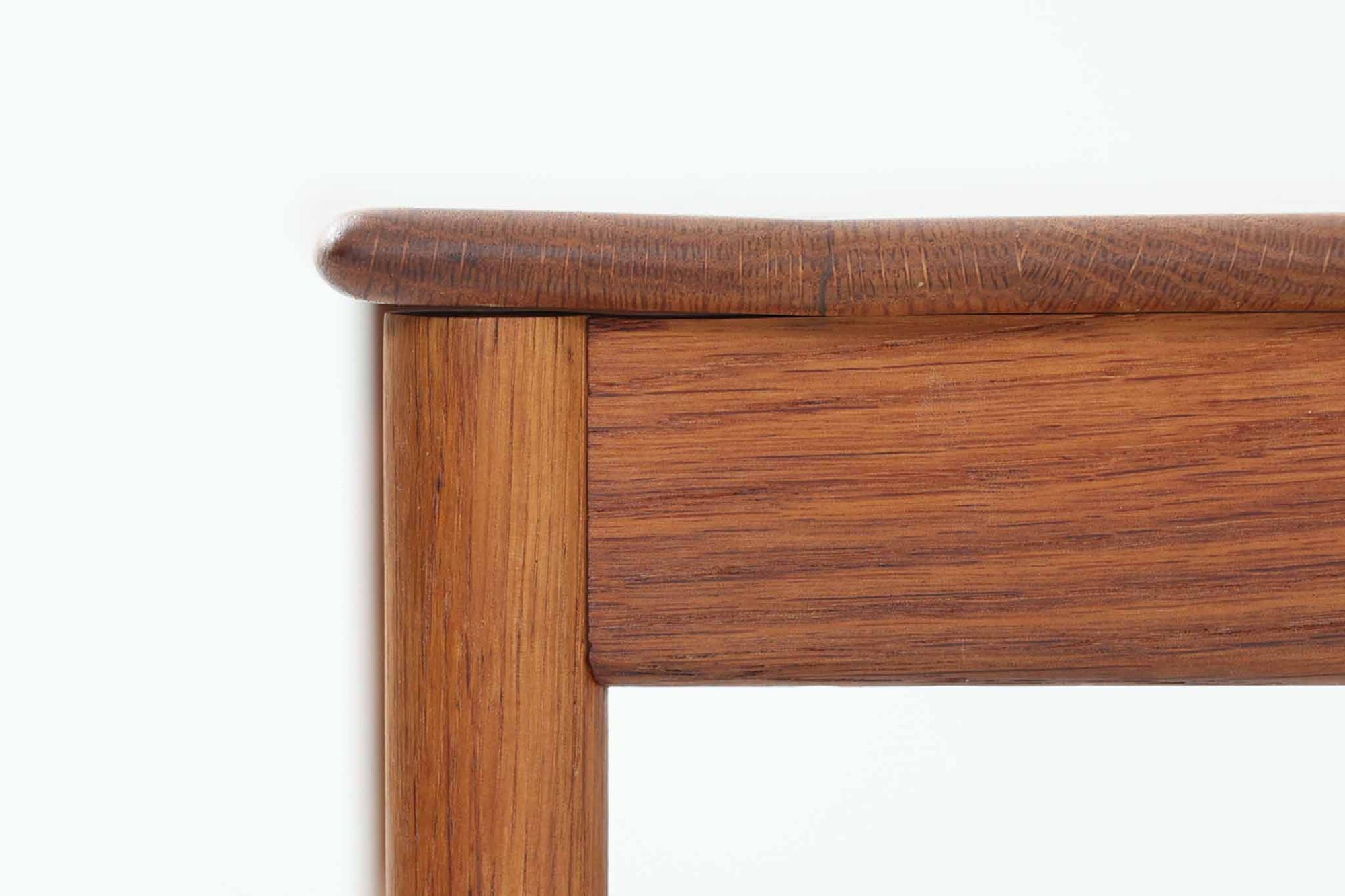 このネストテーブルは、デンマークの名門メーカーAndreas Tuckから、デザイナーはハンス・J・ウェグナーが手掛けた一品です。素材にはオーク無垢材が使用された「AT40」です。通常は3点セットですが、こちらは中テーブルが欠品しており、大と小の2点セットとなります。