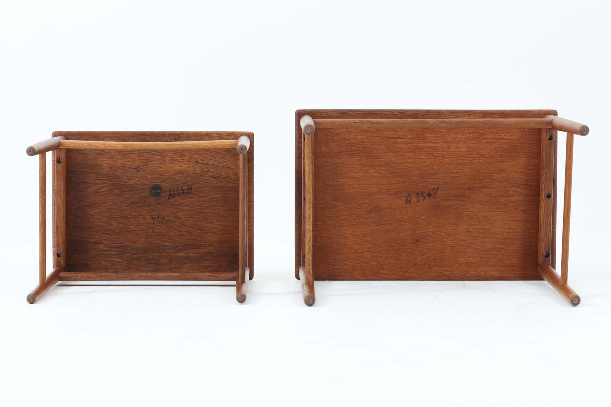 このネストテーブルは、デンマークの名門メーカーAndreas Tuckから、デザイナーはハンス・J・ウェグナーが手掛けた一品です。素材にはオーク無垢材が使用された「AT40」です。通常は3点セットですが、こちらは中テーブルが欠品しており、大と小の2点セットとなります。