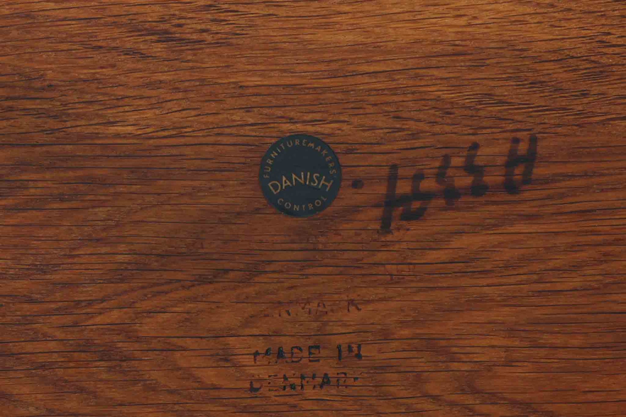 このネストテーブルは、デンマークの名門メーカーAndreas Tuckから、デザイナーはハンス・J・ウェグナーが手掛けた一品です。素材にはオーク無垢材が使用された「AT40」です。通常は3点セットですが、こちらは中テーブルが欠品しており、大と小の2点セットとなります。