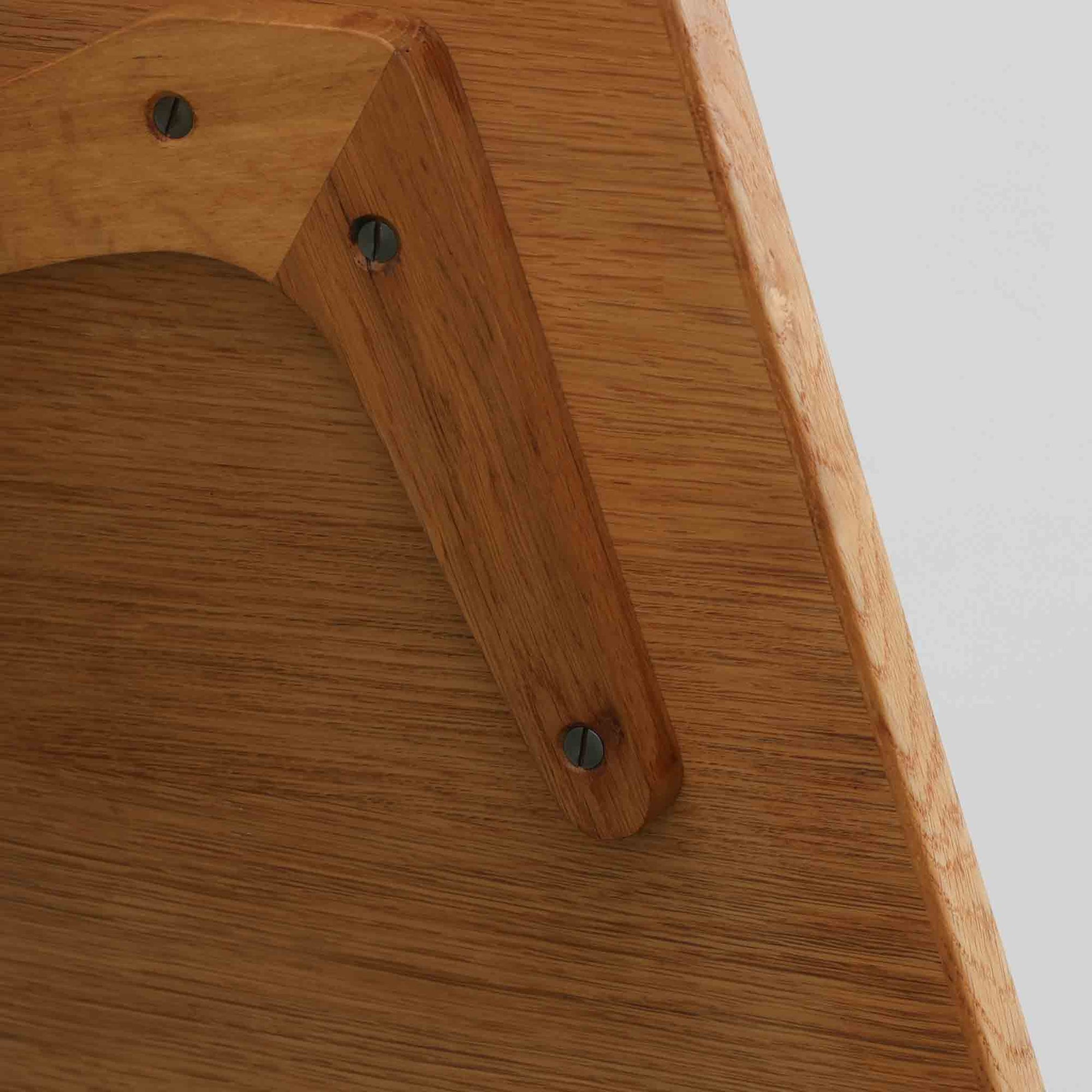 Hans J. WegnerがGetamaのためにデザインしたGE258デイベッド。オーク材の明るく上品な木肌と角脚の端正なフォルムが美しく、直線を基調としたミニマルな構造にウェグナーらしい機能美が息づいています。背もたれを倒すことでベッドとしても使用できる実用的な設計で、リビングでは洗練されたソファ、書斎やゲストルームでは簡易ベッドとしても活躍。経年により深まったオークの味わいとGetamaならではの堅牢なつくりが、北欧ビンテージらしい存在感と希少性を高める一台です。