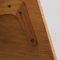 Hans J. WegnerがGetamaのためにデザインしたGE258デイベッド。オーク材の明るく上品な木肌と角脚の端正なフォルムが美しく、直線を基調としたミニマルな構造にウェグナーらしい機能美が息づいています。背もたれを倒すことでベッドとしても使用できる実用的な設計で、リビングでは洗練されたソファ、書斎やゲストルームでは簡易ベッドとしても活躍。経年により深まったオークの味わいとGetamaならではの堅牢なつくりが、北欧ビンテージらしい存在感と希少性を高める一台です。