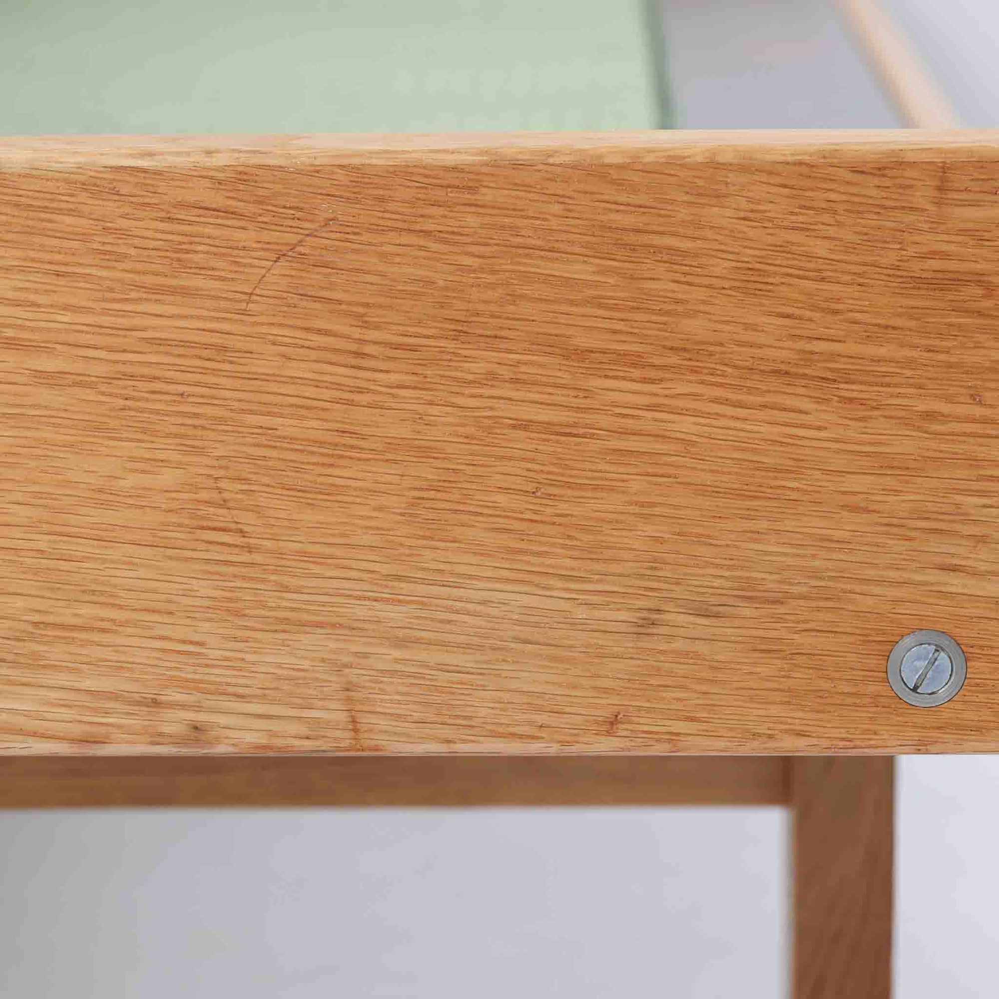 Hans J. WegnerがGetamaのためにデザインしたGE258デイベッド。オーク材の明るく上品な木肌と角脚の端正なフォルムが美しく、直線を基調としたミニマルな構造にウェグナーらしい機能美が息づいています。背もたれを倒すことでベッドとしても使用できる実用的な設計で、リビングでは洗練されたソファ、書斎やゲストルームでは簡易ベッドとしても活躍。経年により深まったオークの味わいとGetamaならではの堅牢なつくりが、北欧ビンテージらしい存在感と希少性を高める一台です。