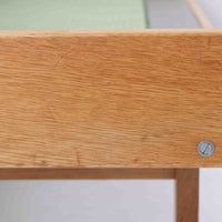 Hans J. WegnerがGetamaのためにデザインしたGE258デイベッド。オーク材の明るく上品な木肌と角脚の端正なフォルムが美しく、直線を基調としたミニマルな構造にウェグナーらしい機能美が息づいています。背もたれを倒すことでベッドとしても使用できる実用的な設計で、リビングでは洗練されたソファ、書斎やゲストルームでは簡易ベッドとしても活躍。経年により深まったオークの味わいとGetamaならではの堅牢なつくりが、北欧ビンテージらしい存在感と希少性を高める一台です。