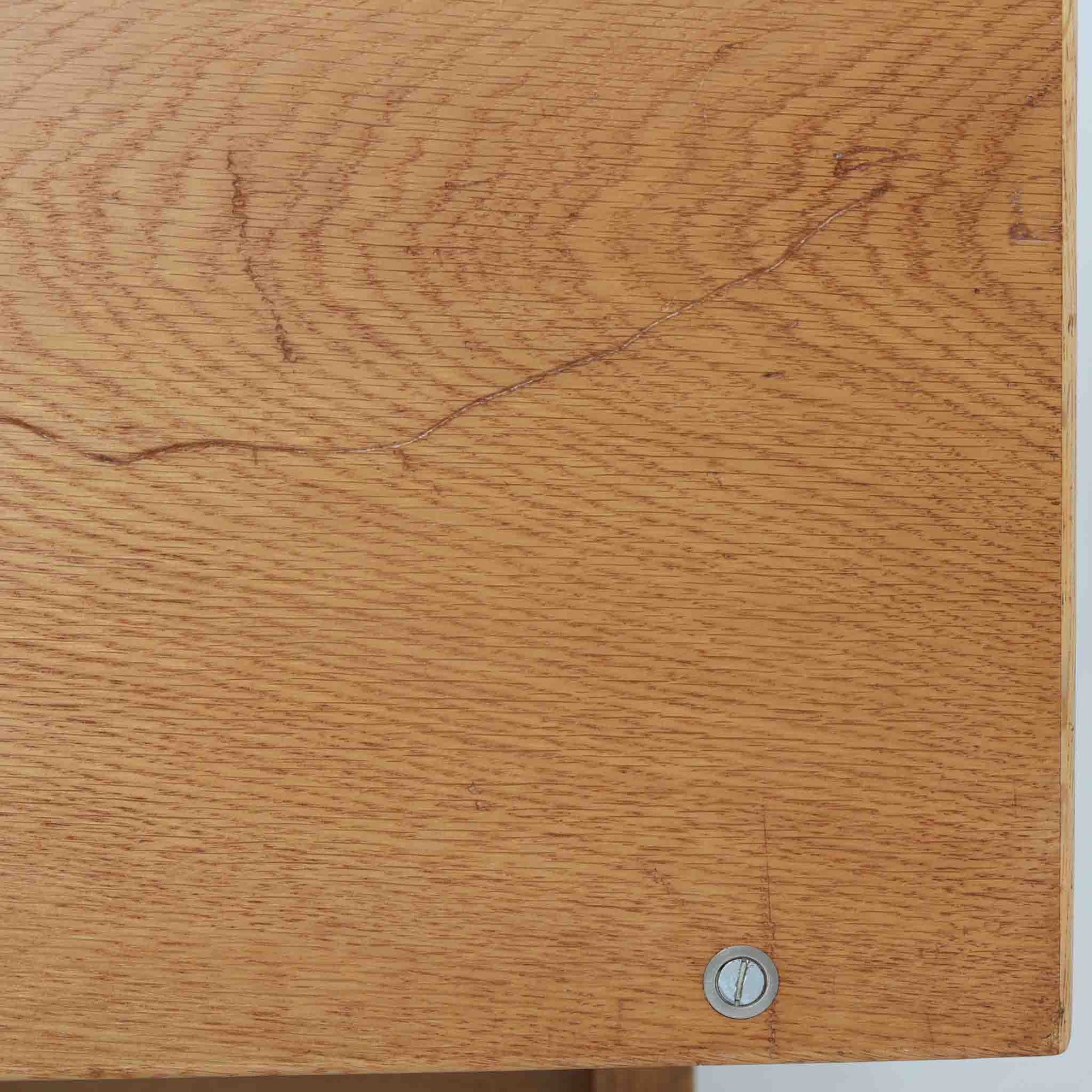 Hans J. WegnerがGetamaのためにデザインしたGE258デイベッド。オーク材の明るく上品な木肌と角脚の端正なフォルムが美しく、直線を基調としたミニマルな構造にウェグナーらしい機能美が息づいています。背もたれを倒すことでベッドとしても使用できる実用的な設計で、リビングでは洗練されたソファ、書斎やゲストルームでは簡易ベッドとしても活躍。経年により深まったオークの味わいとGetamaならではの堅牢なつくりが、北欧ビンテージらしい存在感と希少性を高める一台です。