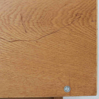 Hans J. WegnerがGetamaのためにデザインしたGE258デイベッド。オーク材の明るく上品な木肌と角脚の端正なフォルムが美しく、直線を基調としたミニマルな構造にウェグナーらしい機能美が息づいています。背もたれを倒すことでベッドとしても使用できる実用的な設計で、リビングでは洗練されたソファ、書斎やゲストルームでは簡易ベッドとしても活躍。経年により深まったオークの味わいとGetamaならではの堅牢なつくりが、北欧ビンテージらしい存在感と希少性を高める一台です。