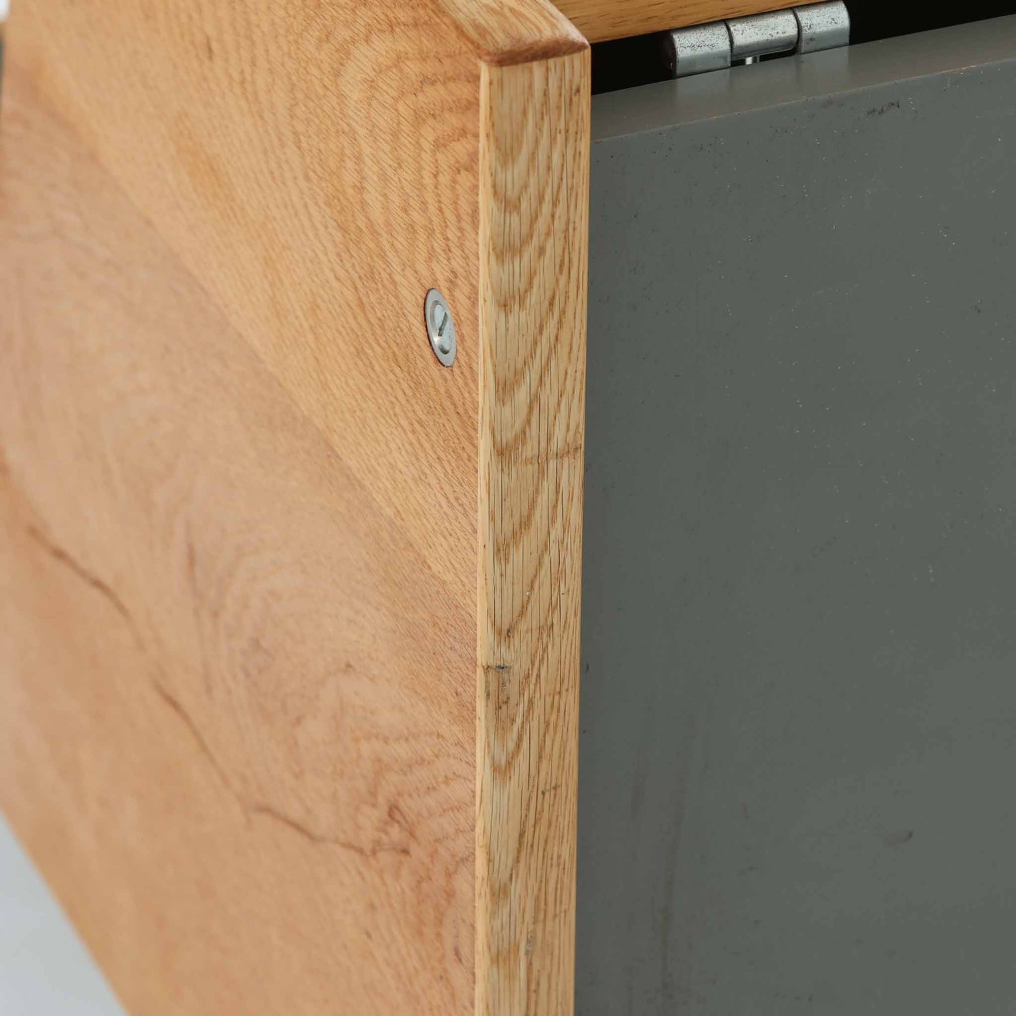 Hans J. WegnerがGetamaのためにデザインしたGE258デイベッド。オーク材の明るく上品な木肌と角脚の端正なフォルムが美しく、直線を基調としたミニマルな構造にウェグナーらしい機能美が息づいています。背もたれを倒すことでベッドとしても使用できる実用的な設計で、リビングでは洗練されたソファ、書斎やゲストルームでは簡易ベッドとしても活躍。経年により深まったオークの味わいとGetamaならではの堅牢なつくりが、北欧ビンテージらしい存在感と希少性を高める一台です。