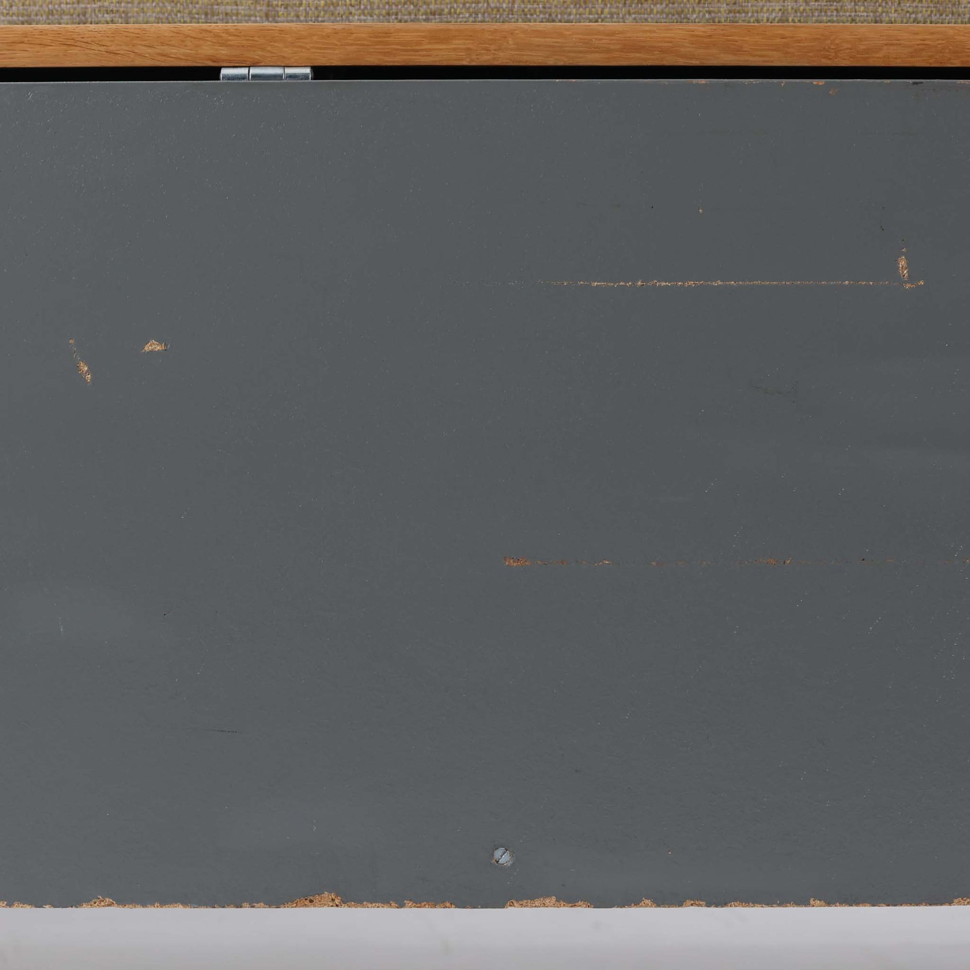 Hans J. WegnerがGetamaのためにデザインしたGE258デイベッド。オーク材の明るく上品な木肌と角脚の端正なフォルムが美しく、直線を基調としたミニマルな構造にウェグナーらしい機能美が息づいています。背もたれを倒すことでベッドとしても使用できる実用的な設計で、リビングでは洗練されたソファ、書斎やゲストルームでは簡易ベッドとしても活躍。経年により深まったオークの味わいとGetamaならではの堅牢なつくりが、北欧ビンテージらしい存在感と希少性を高める一台です。