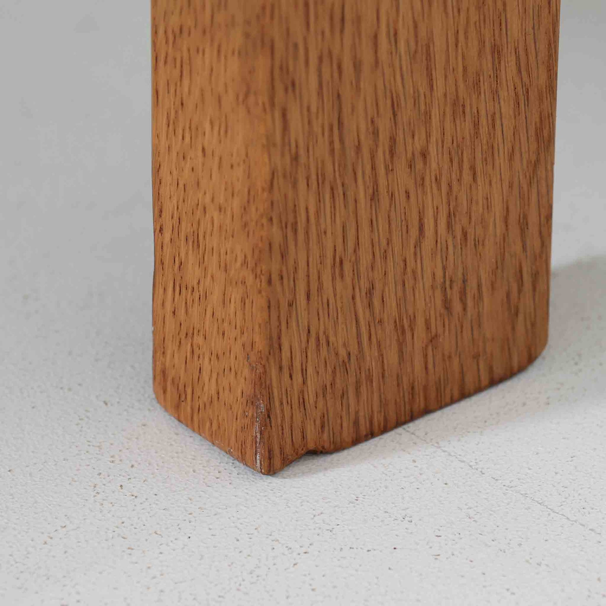 Hans J. WegnerがGetamaのためにデザインしたGE258デイベッド。オーク材の明るく上品な木肌と角脚の端正なフォルムが美しく、直線を基調としたミニマルな構造にウェグナーらしい機能美が息づいています。背もたれを倒すことでベッドとしても使用できる実用的な設計で、リビングでは洗練されたソファ、書斎やゲストルームでは簡易ベッドとしても活躍。経年により深まったオークの味わいとGetamaならではの堅牢なつくりが、北欧ビンテージらしい存在感と希少性を高める一台です。