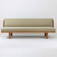 Hans J. WegnerがGetamaのためにデザインしたGE258デイベッド。オーク材の明るく上品な木肌と角脚の端正なフォルムが美しく、直線を基調としたミニマルな構造にウェグナーらしい機能美が息づいています。背もたれを倒すことでベッドとしても使用できる実用的な設計で、リビングでは洗練されたソファ、書斎やゲストルームでは簡易ベッドとしても活躍。経年により深まったオークの味わいとGetamaならではの堅牢なつくりが、北欧ビンテージらしい存在感と希少性を高める一台です。