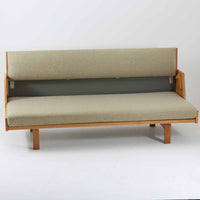 Hans J. WegnerがGetamaのためにデザインしたGE258デイベッド。オーク材の明るく上品な木肌と角脚の端正なフォルムが美しく、直線を基調としたミニマルな構造にウェグナーらしい機能美が息づいています。背もたれを倒すことでベッドとしても使用できる実用的な設計で、リビングでは洗練されたソファ、書斎やゲストルームでは簡易ベッドとしても活躍。経年により深まったオークの味わいとGetamaならではの堅牢なつくりが、北欧ビンテージらしい存在感と希少性を高める一台です。