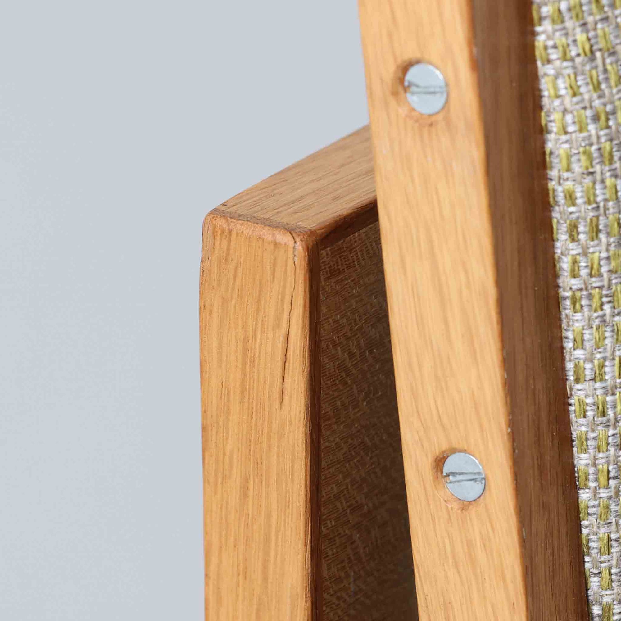 Hans J. WegnerがGetamaのためにデザインしたGE258デイベッド。オーク材の明るく上品な木肌と角脚の端正なフォルムが美しく、直線を基調としたミニマルな構造にウェグナーらしい機能美が息づいています。背もたれを倒すことでベッドとしても使用できる実用的な設計で、リビングでは洗練されたソファ、書斎やゲストルームでは簡易ベッドとしても活躍。経年により深まったオークの味わいとGetamaならではの堅牢なつくりが、北欧ビンテージらしい存在感と希少性を高める一台です。