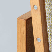 Hans J. WegnerがGetamaのためにデザインしたGE258デイベッド。オーク材の明るく上品な木肌と角脚の端正なフォルムが美しく、直線を基調としたミニマルな構造にウェグナーらしい機能美が息づいています。背もたれを倒すことでベッドとしても使用できる実用的な設計で、リビングでは洗練されたソファ、書斎やゲストルームでは簡易ベッドとしても活躍。経年により深まったオークの味わいとGetamaならではの堅牢なつくりが、北欧ビンテージらしい存在感と希少性を高める一台です。