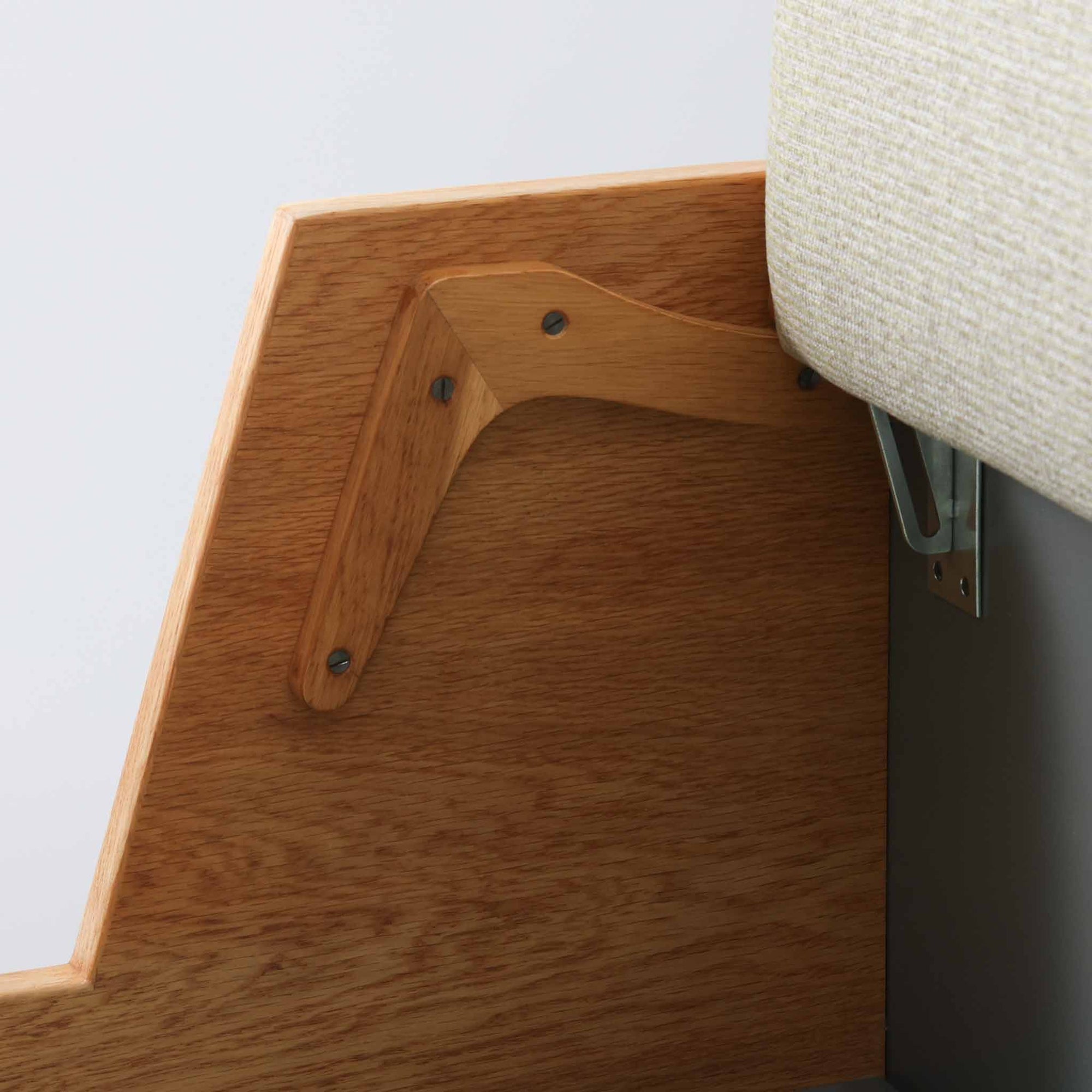 Hans J. WegnerがGetamaのためにデザインしたGE258デイベッド。オーク材の明るく上品な木肌と角脚の端正なフォルムが美しく、直線を基調としたミニマルな構造にウェグナーらしい機能美が息づいています。背もたれを倒すことでベッドとしても使用できる実用的な設計で、リビングでは洗練されたソファ、書斎やゲストルームでは簡易ベッドとしても活躍。経年により深まったオークの味わいとGetamaならではの堅牢なつくりが、北欧ビンテージらしい存在感と希少性を高める一台です。