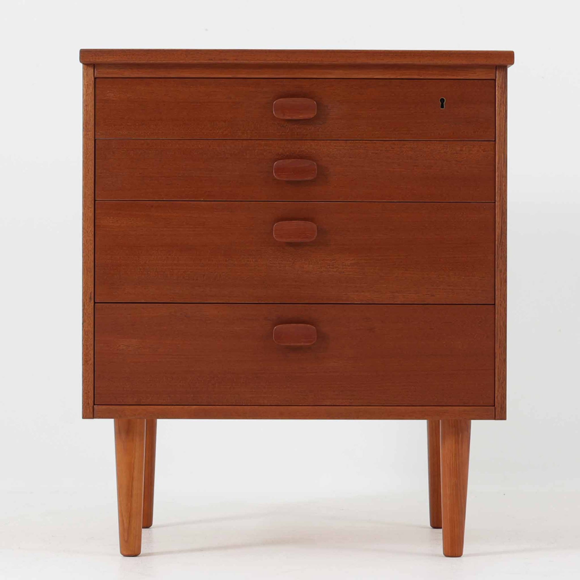 スウェーデンのUlferts社による4段チェストは、希少なチーク材を用いた温もりある質感と、実用性を兼ね備えた北欧ビンテージらしい一台です。引き出しには上段に仕切りが付き、小物類の整理に便利で、丸みを帯びた把手や先細りの脚部が、シンプルな中にも柔らかい印象を与えます。幅61cmのコンパクトなサイズ感で、寝室やリビング、玄関周りにも取り入れやすく、収納力と美しさを兼ね備えた実用的な収納家具です。