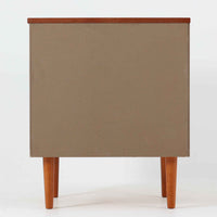 スウェーデンのUlferts社による4段チェストは、希少なチーク材を用いた温もりある質感と、実用性を兼ね備えた北欧ビンテージらしい一台です。引き出しには上段に仕切りが付き、小物類の整理に便利で、丸みを帯びた把手や先細りの脚部が、シンプルな中にも柔らかい印象を与えます。幅61cmのコンパクトなサイズ感で、寝室やリビング、玄関周りにも取り入れやすく、収納力と美しさを兼ね備えた実用的な収納家具です。