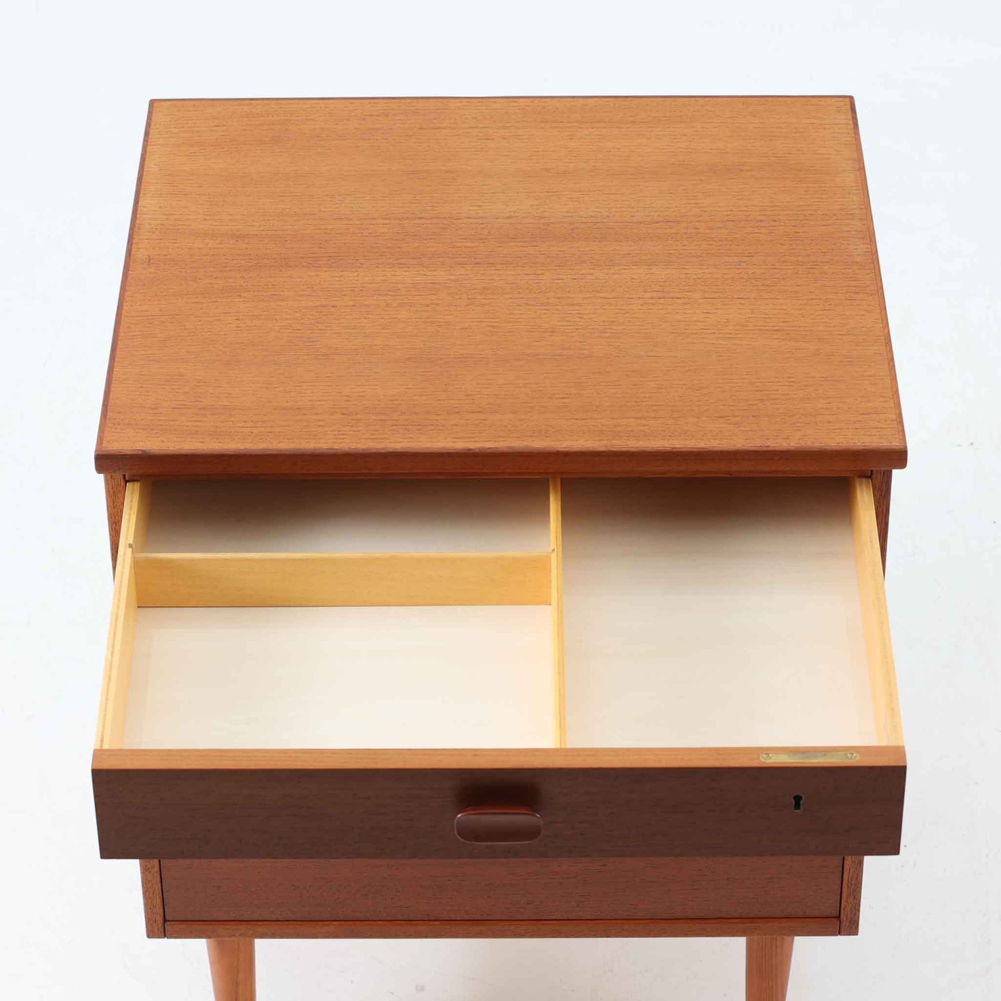 スウェーデンのUlferts社による4段チェストは、希少なチーク材を用いた温もりある質感と、実用性を兼ね備えた北欧ビンテージらしい一台です。引き出しには上段に仕切りが付き、小物類の整理に便利で、丸みを帯びた把手や先細りの脚部が、シンプルな中にも柔らかい印象を与えます。幅61cmのコンパクトなサイズ感で、寝室やリビング、玄関周りにも取り入れやすく、収納力と美しさを兼ね備えた実用的な収納家具です。