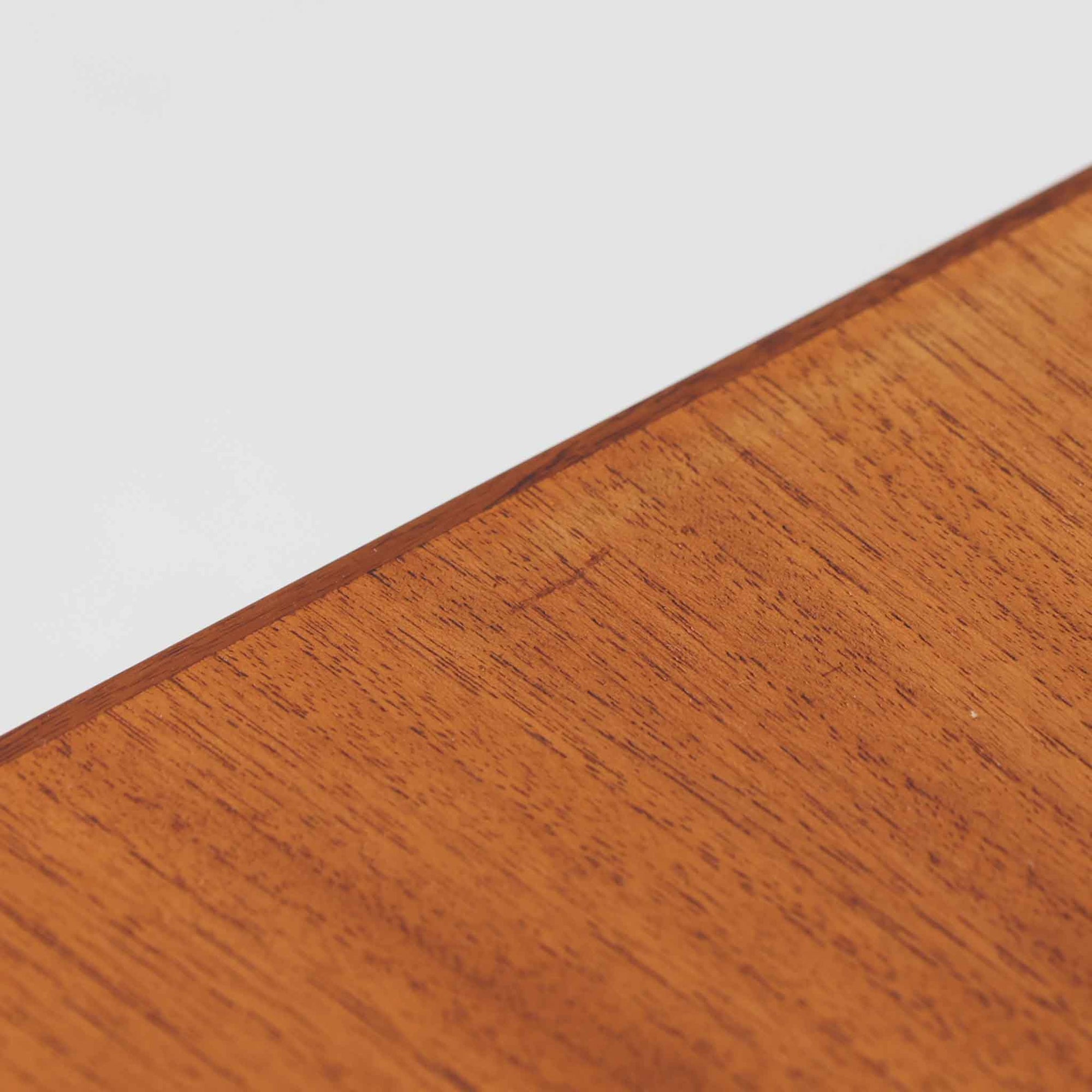 スウェーデンのUlferts社による4段チェストは、希少なチーク材を用いた温もりある質感と、実用性を兼ね備えた北欧ビンテージらしい一台です。引き出しには上段に仕切りが付き、小物類の整理に便利で、丸みを帯びた把手や先細りの脚部が、シンプルな中にも柔らかい印象を与えます。幅61cmのコンパクトなサイズ感で、寝室やリビング、玄関周りにも取り入れやすく、収納力と美しさを兼ね備えた実用的な収納家具です。