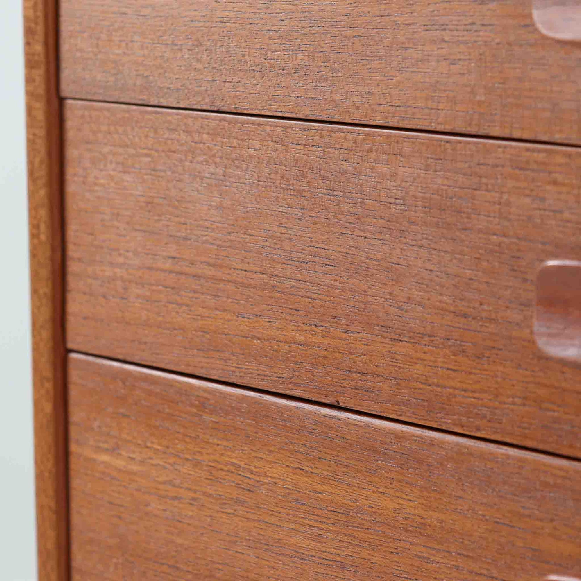 スウェーデンのUlferts社による4段チェストは、希少なチーク材を用いた温もりある質感と、実用性を兼ね備えた北欧ビンテージらしい一台です。引き出しには上段に仕切りが付き、小物類の整理に便利で、丸みを帯びた把手や先細りの脚部が、シンプルな中にも柔らかい印象を与えます。幅61cmのコンパクトなサイズ感で、寝室やリビング、玄関周りにも取り入れやすく、収納力と美しさを兼ね備えた実用的な収納家具です。