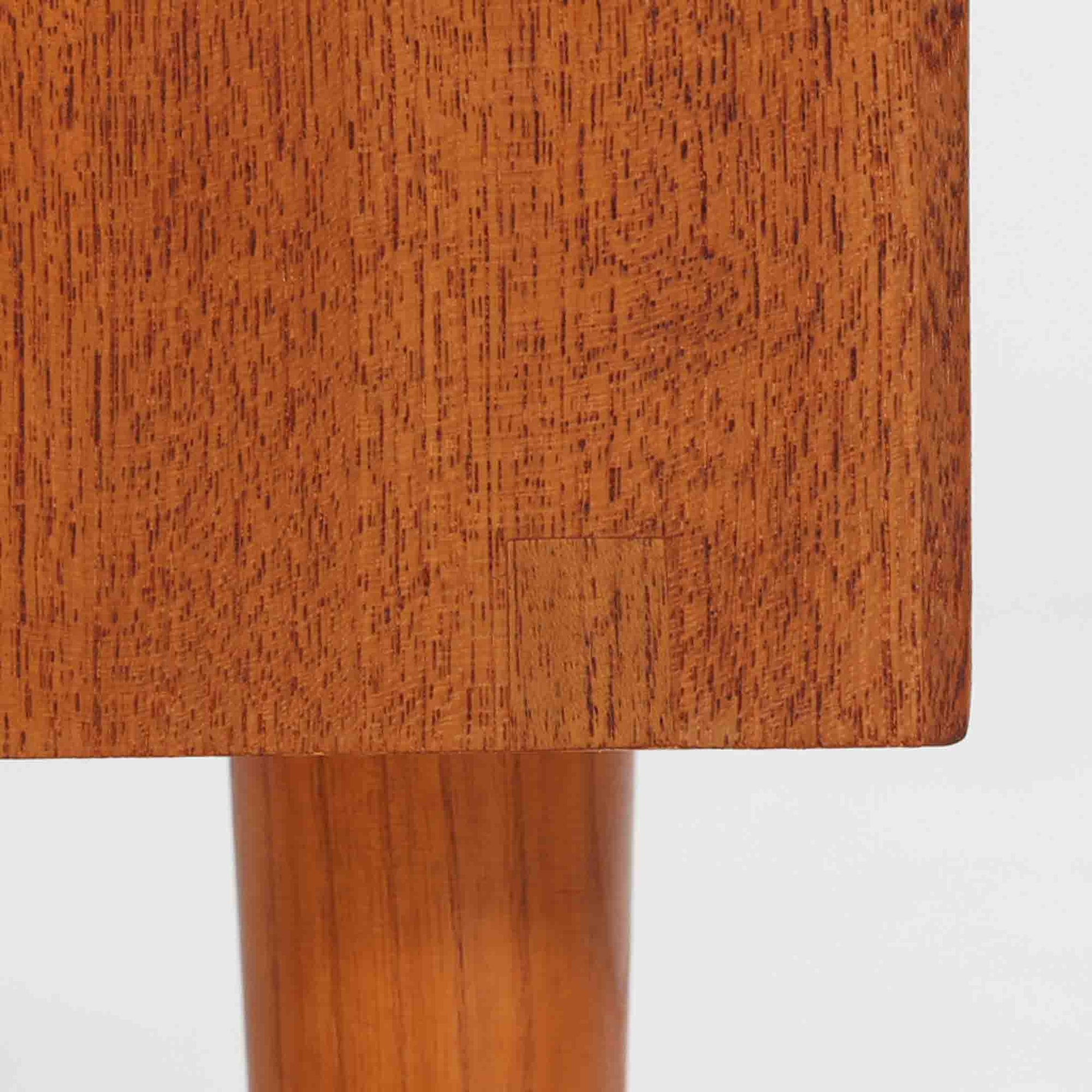 スウェーデンのUlferts社による4段チェストは、希少なチーク材を用いた温もりある質感と、実用性を兼ね備えた北欧ビンテージらしい一台です。引き出しには上段に仕切りが付き、小物類の整理に便利で、丸みを帯びた把手や先細りの脚部が、シンプルな中にも柔らかい印象を与えます。幅61cmのコンパクトなサイズ感で、寝室やリビング、玄関周りにも取り入れやすく、収納力と美しさを兼ね備えた実用的な収納家具です。