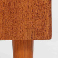 スウェーデンのUlferts社による4段チェストは、希少なチーク材を用いた温もりある質感と、実用性を兼ね備えた北欧ビンテージらしい一台です。引き出しには上段に仕切りが付き、小物類の整理に便利で、丸みを帯びた把手や先細りの脚部が、シンプルな中にも柔らかい印象を与えます。幅61cmのコンパクトなサイズ感で、寝室やリビング、玄関周りにも取り入れやすく、収納力と美しさを兼ね備えた実用的な収納家具です。