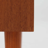 スウェーデンのUlferts社による4段チェストは、希少なチーク材を用いた温もりある質感と、実用性を兼ね備えた北欧ビンテージらしい一台です。引き出しには上段に仕切りが付き、小物類の整理に便利で、丸みを帯びた把手や先細りの脚部が、シンプルな中にも柔らかい印象を与えます。幅61cmのコンパクトなサイズ感で、寝室やリビング、玄関周りにも取り入れやすく、収納力と美しさを兼ね備えた実用的な収納家具です。