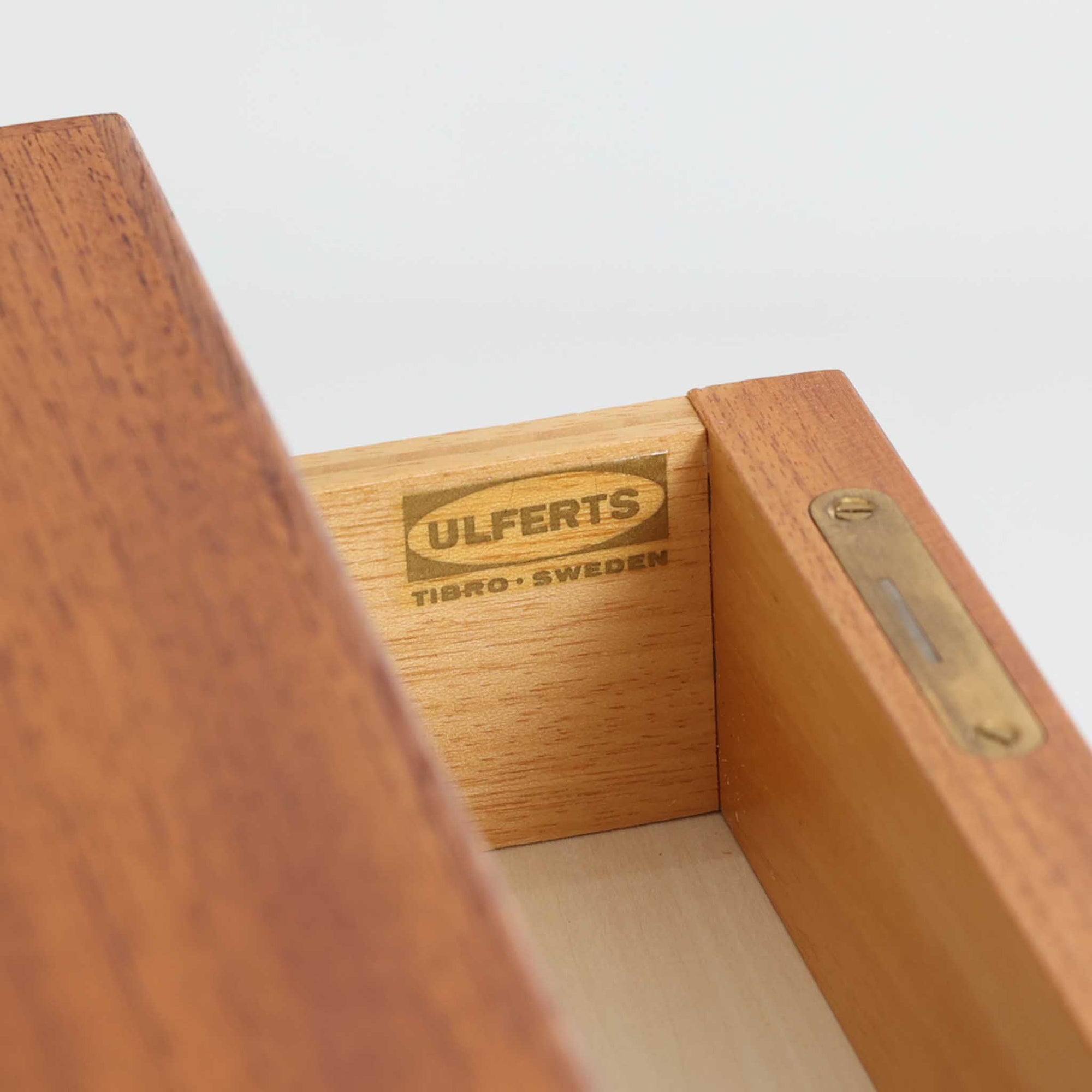スウェーデンのUlferts社による4段チェストは、希少なチーク材を用いた温もりある質感と、実用性を兼ね備えた北欧ビンテージらしい一台です。引き出しには上段に仕切りが付き、小物類の整理に便利で、丸みを帯びた把手や先細りの脚部が、シンプルな中にも柔らかい印象を与えます。幅61cmのコンパクトなサイズ感で、寝室やリビング、玄関周りにも取り入れやすく、収納力と美しさを兼ね備えた実用的な収納家具です。