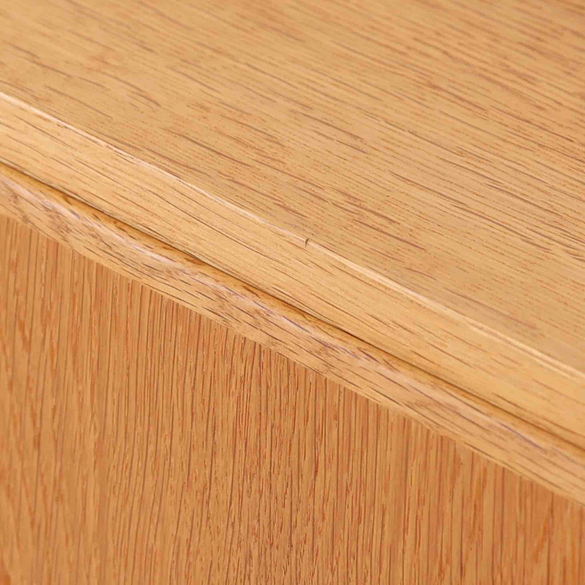 Poul Hundevadがデザインし、Hundevad &amp; Co社から製造されたこちらのキャビネットは、上質なオーク材を用いた小ぶりな北欧ビンテージ品で、すっきりとした面構えと繊細な脚部が印象的な一台です。鍵付きの開き戸を備え、内部には棚板が設けられており、収納家具としての実用性に加え、空間にナチュラルで落ち着いた佇まいをもたらします。なお、脚部は後年に交換されている可能性がありますが、全体の雰囲気を損なわない自然な仕上がりです。