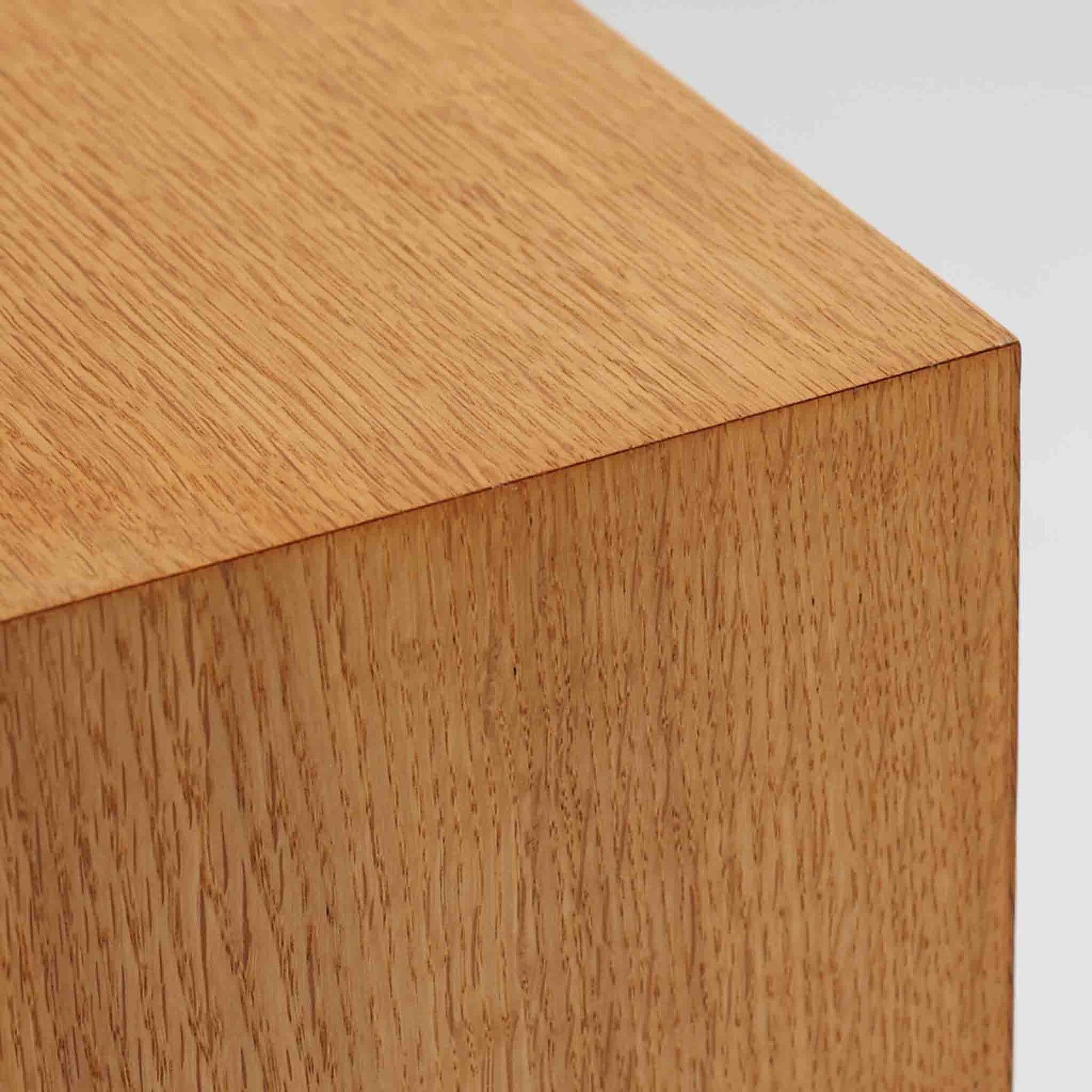 Poul Hundevadがデザインし、Hundevad &amp; Co社から製造されたこちらのキャビネットは、上質なオーク材を用いた小ぶりな北欧ビンテージ品で、すっきりとした面構えと繊細な脚部が印象的な一台です。鍵付きの開き戸を備え、内部には棚板が設けられており、収納家具としての実用性に加え、空間にナチュラルで落ち着いた佇まいをもたらします。なお、脚部は後年に交換されている可能性がありますが、全体の雰囲気を損なわない自然な仕上がりです。