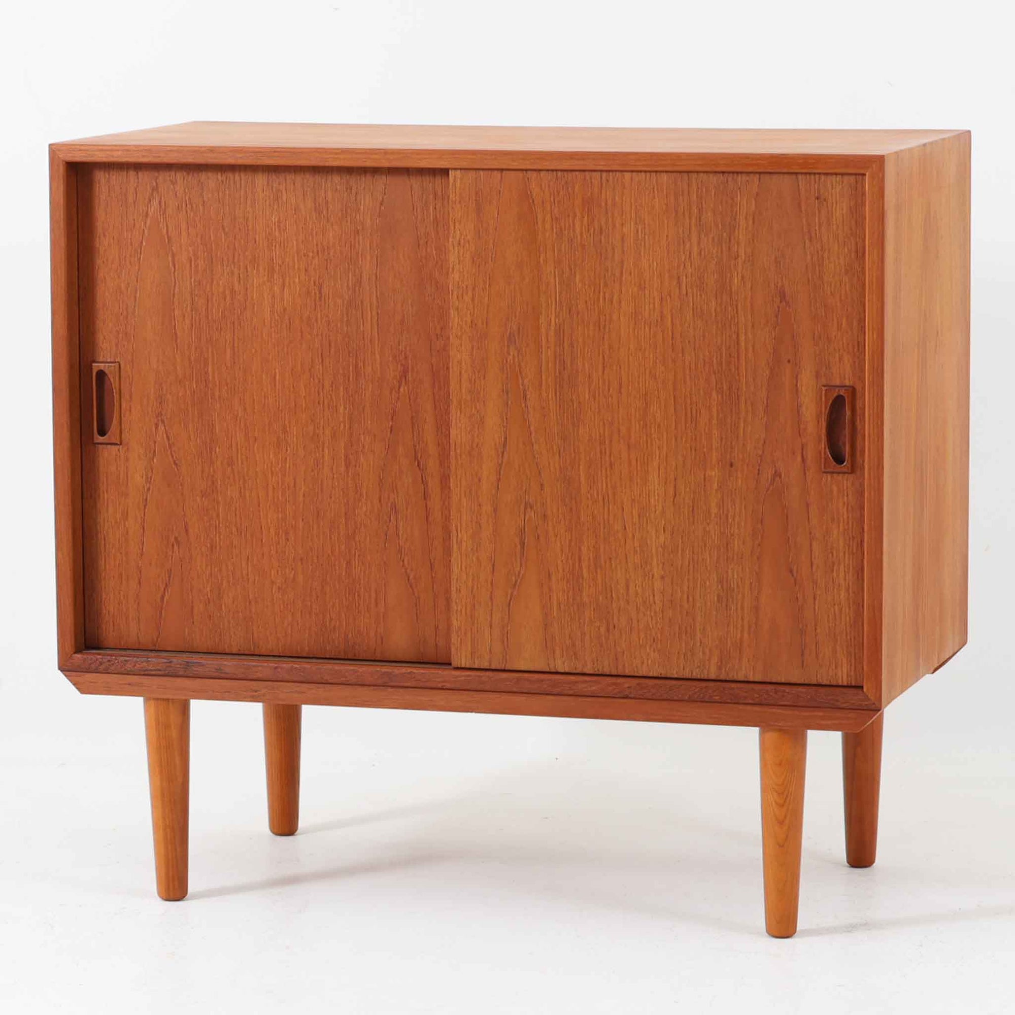 幅80cmと小ぶりながらも収納力のあるこちらのローボードは、温かみのあるチーク材を用いた北欧ビンテージ品で、中央のスライド扉と両サイドのオープン収納が実用性とデザイン性を兼ね備えています。丸脚や丁寧な仕上げが空間に柔らかな印象を与え、リビングや寝室など幅広いシーンで活躍する一台です。