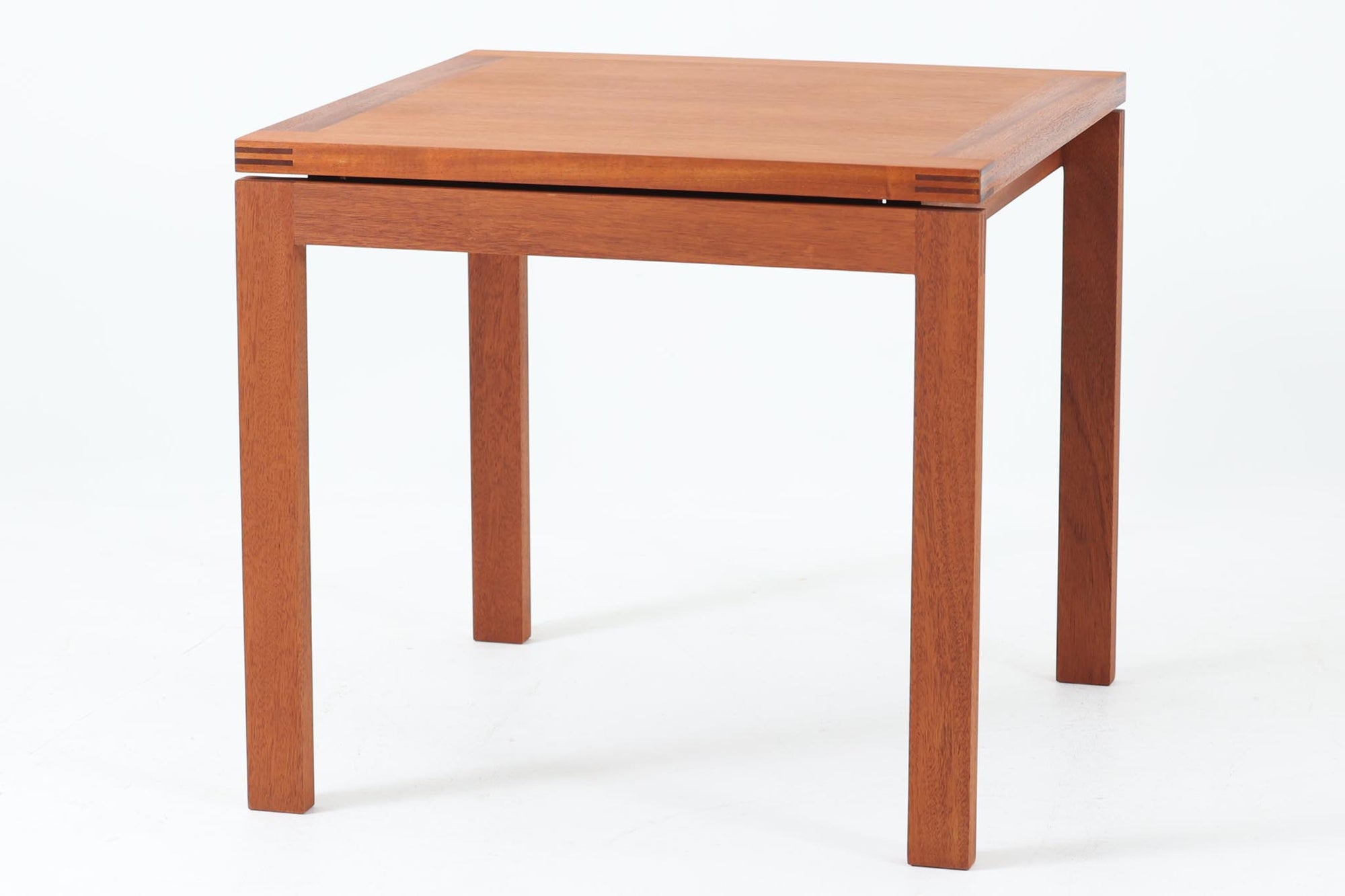 デンマークの老舗家具メーカー、munch mobler社製、Henning Jensen & Torben Valeurによるデザインの北欧ビンテージテーブルです。上質なマホガニー材を使用し、滑らかな木肌と深みのある赤褐色の色合いが上品な佇まいを演出します。天板と脚部には美しい留め加工が施されており、シンプルな構造の中に職人技が光るディテールが際立ちます。幅60cm×奥行60cmのサイズ感は、ソファサイドに置くサイドテーブルとしても、リビング中央でのセンターテーブルとしても使い勝手が良く、さまざまなシーンにフィットします。ミニマルでありながらも個性を感じさせる一台をお探しの方におすすめです。