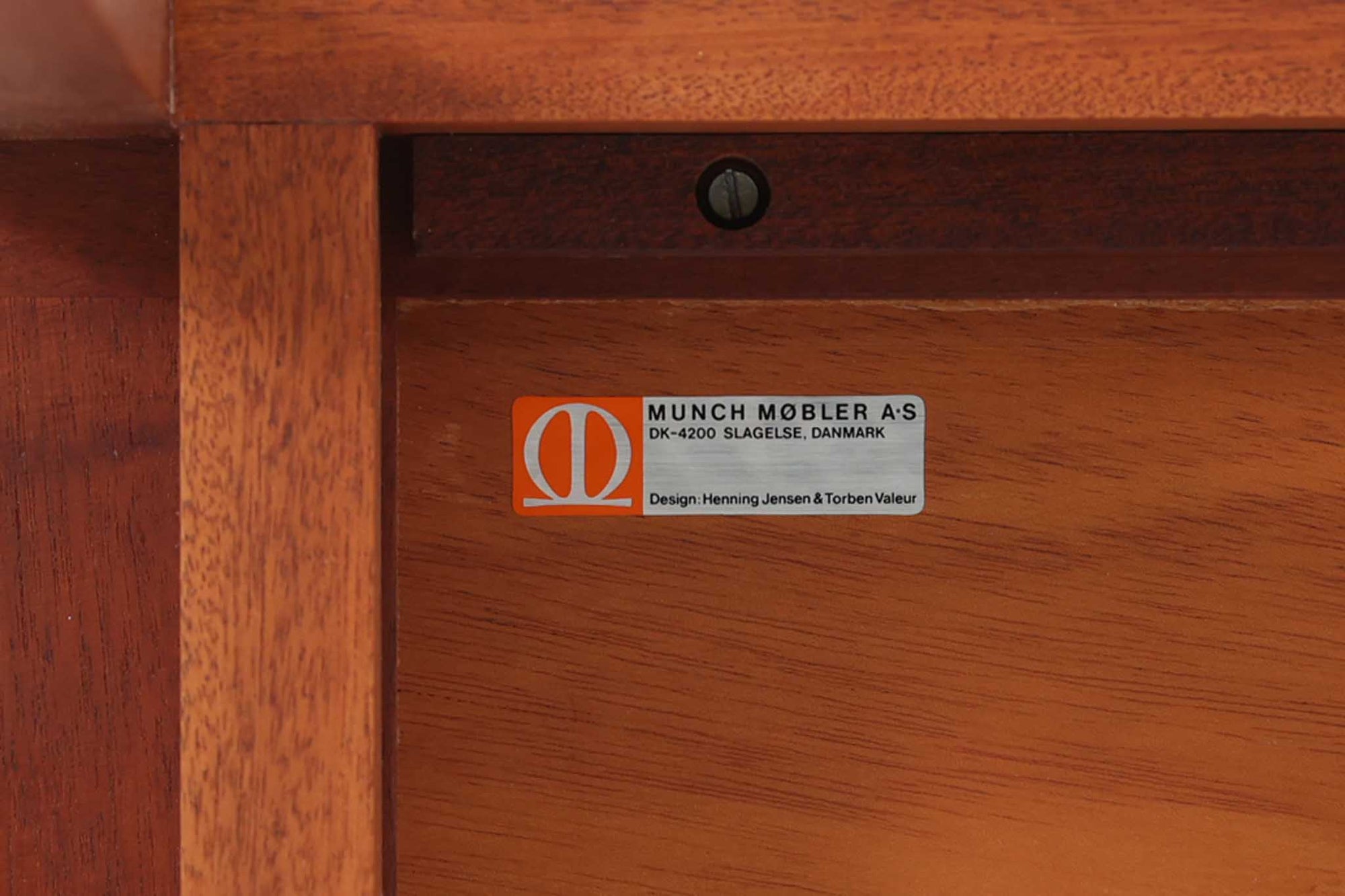 デンマークの老舗家具メーカー、munch mobler社製、Henning Jensen &amp; Torben Valeurによるデザインの北欧ビンテージテーブルです。上質なマホガニー材を使用し、滑らかな木肌と深みのある赤褐色の色合いが上品な佇まいを演出します。天板と脚部には美しい留め加工が施されており、シンプルな構造の中に職人技が光るディテールが際立ちます。幅60cm×奥行60cmのサイズ感は、ソファサイドに置くサイドテーブルとしても、リビング中央でのセンターテーブルとしても使い勝手が良く、さまざまなシーンにフィットします。ミニマルでありながらも個性を感じさせる一台をお探しの方におすすめです。