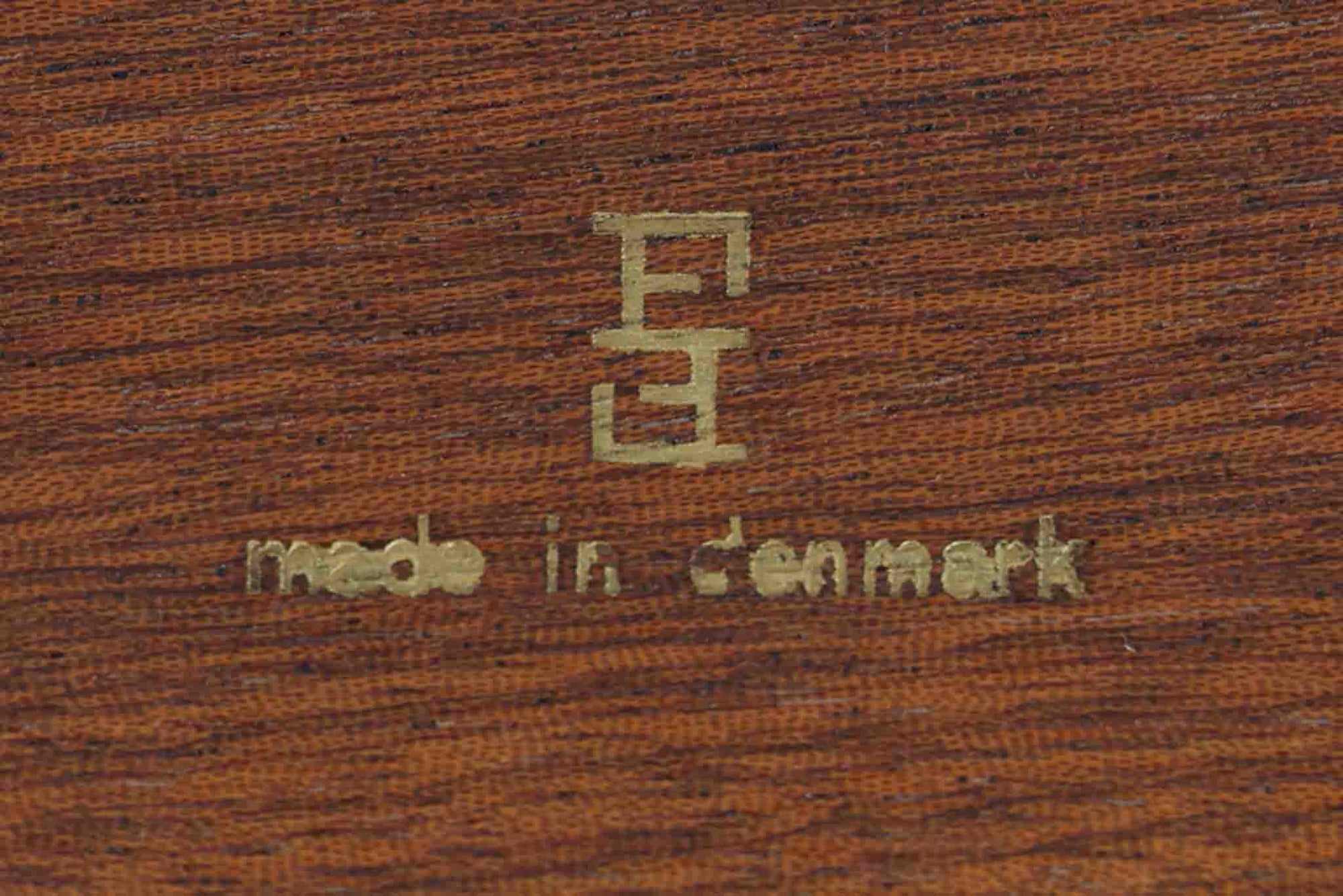 デンマークの名門家具メーカー France &amp; Son（フランス＆サン） 製、Ole Gjerlov-Knudsen（オーレ・ジェルロフ・クヌッドセン） &amp; Torben Lind（トーベン・リン）によるデザインのサイドテーブルです。素材には高品質な チーク材 を使用し、美しい木目と温かみのある色合いが魅力。無駄のない直線的なフォルムに加え、天板のコーナーには フィンガージョイント が施され、職人技が光るディテールとなっています。堅牢な構造とシンプルなデザインが特徴で、ソファサイドやベッドサイド、ちょっとしたディスプレイ用テーブルとしても活躍。ミニマルでありながら、確かな存在感を放つ北欧ヴィンテージの逸品です。