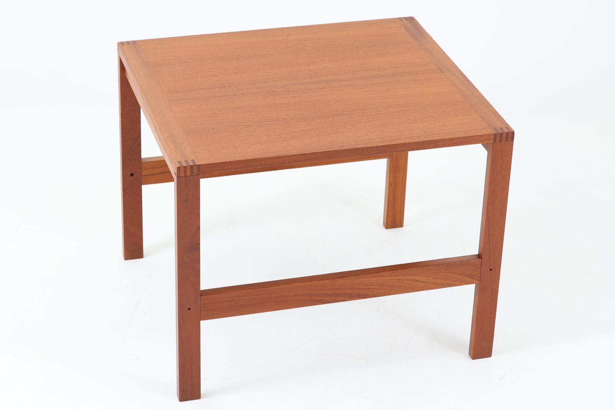 デンマークの名門家具メーカー France &amp; Son（フランス＆サン） 製、Ole Gjerlov-Knudsen（オーレ・ジェルロフ・クヌッドセン） &amp; Torben Lind（トーベン・リン）によるデザインのサイドテーブルです。素材には高品質な チーク材 を使用し、美しい木目と温かみのある色合いが魅力。無駄のない直線的なフォルムに加え、天板のコーナーには フィンガージョイント が施され、職人技が光るディテールとなっています。堅牢な構造とシンプルなデザインが特徴で、ソファサイドやベッドサイド、ちょっとしたディスプレイ用テーブルとしても活躍。ミニマルでありながら、確かな存在感を放つ北欧ヴィンテージの逸品です。