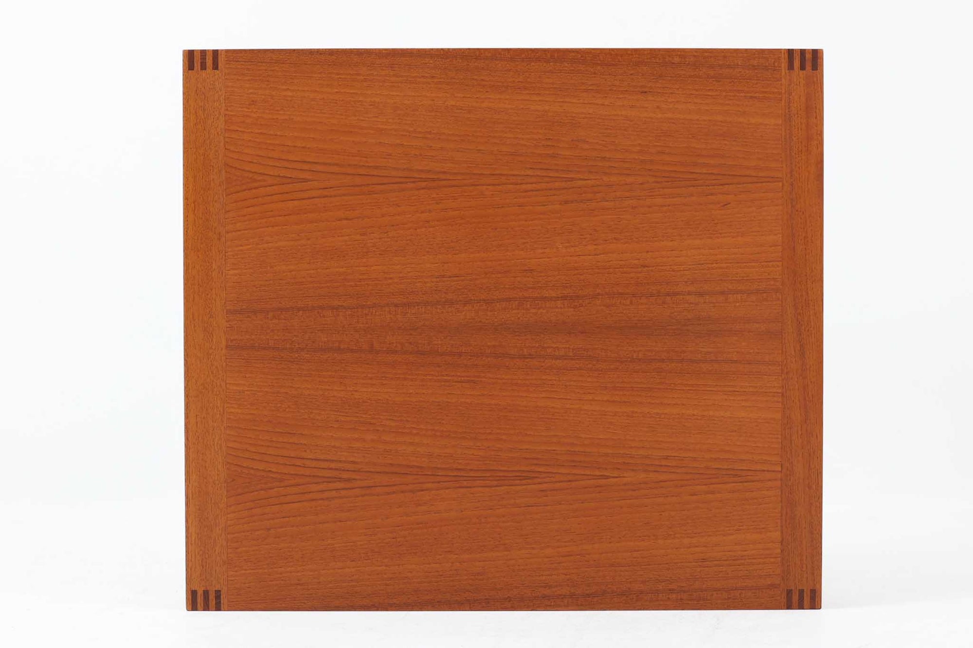 デンマークの名門家具メーカー France &amp; Son（フランス＆サン） 製、Ole Gjerlov-Knudsen（オーレ・ジェルロフ・クヌッドセン） &amp; Torben Lind（トーベン・リン）によるデザインのサイドテーブルです。素材には高品質な チーク材 を使用し、美しい木目と温かみのある色合いが魅力。無駄のない直線的なフォルムに加え、天板のコーナーには フィンガージョイント が施され、職人技が光るディテールとなっています。堅牢な構造とシンプルなデザインが特徴で、ソファサイドやベッドサイド、ちょっとしたディスプレイ用テーブルとしても活躍。ミニマルでありながら、確かな存在感を放つ北欧ヴィンテージの逸品です。