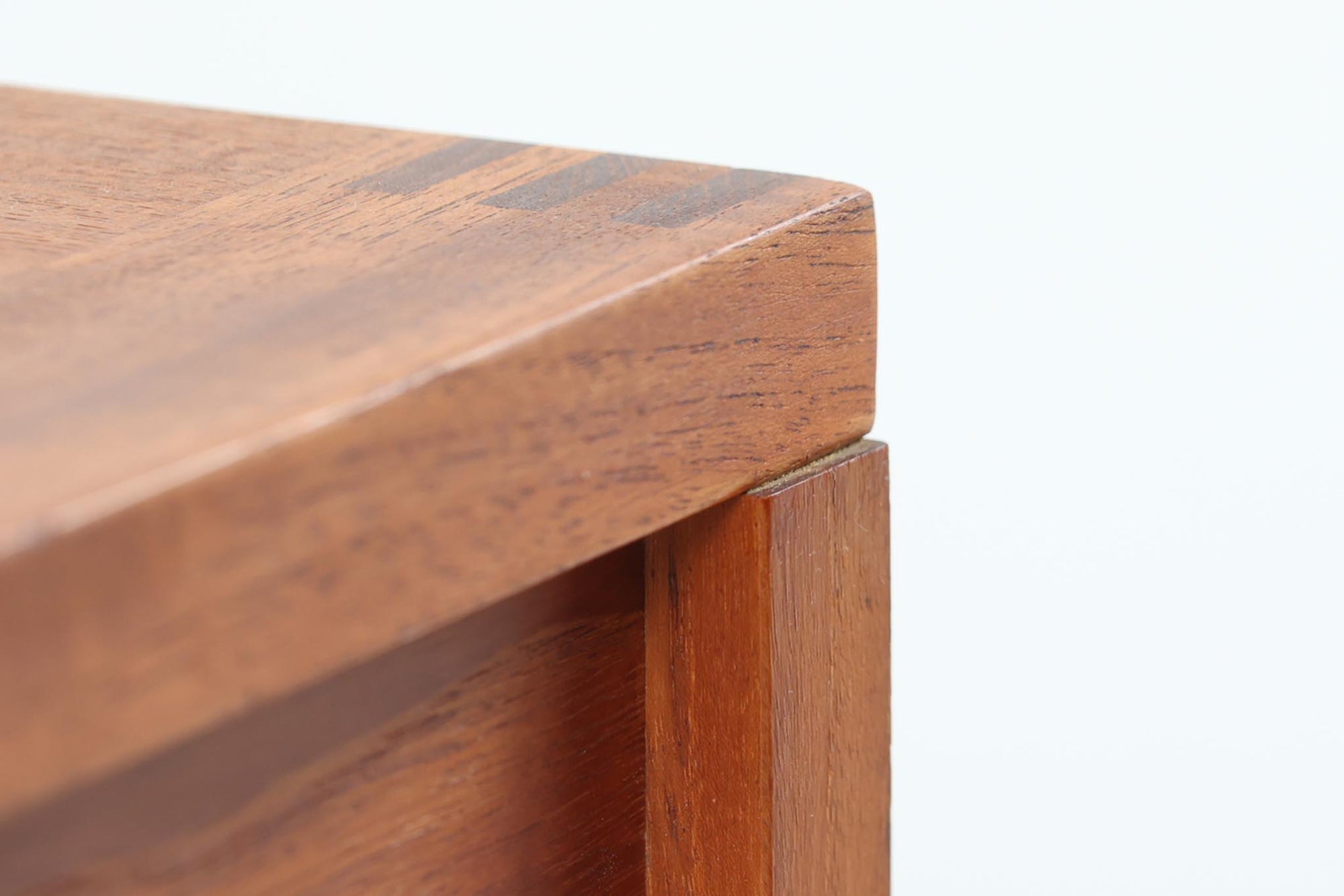 デンマークの名門家具メーカー France &amp; Son（フランス＆サン） 製、Ole Gjerlov-Knudsen（オーレ・ジェルロフ・クヌッドセン） &amp; Torben Lind（トーベン・リン）によるデザインのサイドテーブルです。素材には高品質な チーク材 を使用し、美しい木目と温かみのある色合いが魅力。無駄のない直線的なフォルムに加え、天板のコーナーには フィンガージョイント が施され、職人技が光るディテールとなっています。堅牢な構造とシンプルなデザインが特徴で、ソファサイドやベッドサイド、ちょっとしたディスプレイ用テーブルとしても活躍。ミニマルでありながら、確かな存在感を放つ北欧ヴィンテージの逸品です。