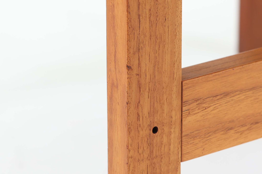 デンマークの名門家具メーカー France & Son（フランス＆サン） 製、Ole Gjerlov-Knudsen（オーレ・ジェルロフ・クヌッドセン） & Torben Lind（トーベン・リン）によるデザインのサイドテーブルです。素材には高品質な チーク材 を使用し、美しい木目と温かみのある色合いが魅力。無駄のない直線的なフォルムに加え、天板のコーナーには フィンガージョイント が施され、職人技が光るディテールとなっています。堅牢な構造とシンプルなデザインが特徴で、ソファサイドやベッドサイド、ちょっとしたディスプレイ用テーブルとしても活躍。ミニマルでありながら、確かな存在感を放つ北欧ヴィンテージの逸品です。
