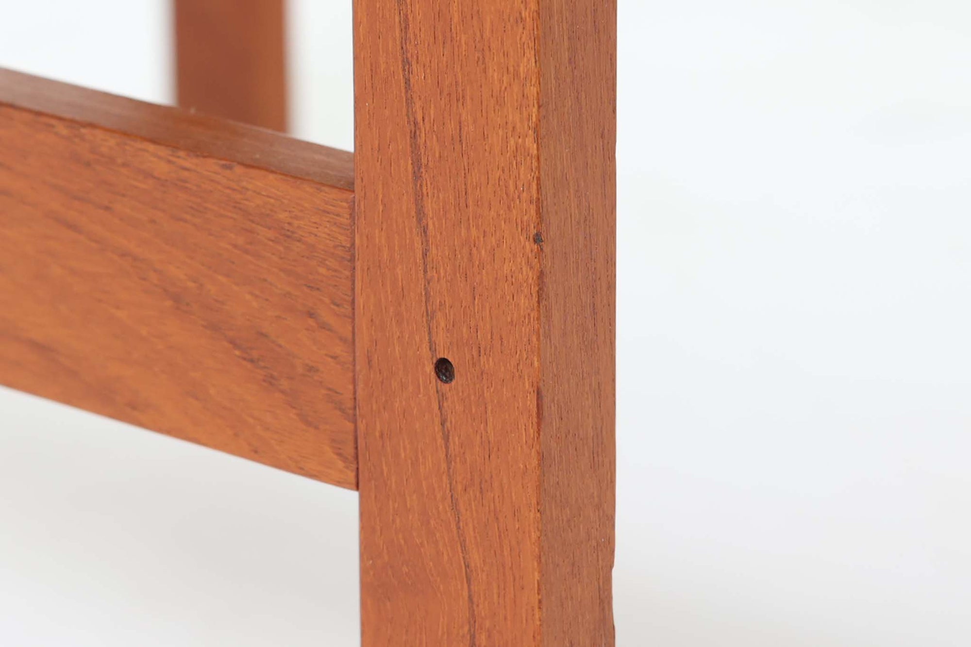 デンマークの名門家具メーカー France &amp; Son（フランス＆サン） 製、Ole Gjerlov-Knudsen（オーレ・ジェルロフ・クヌッドセン） &amp; Torben Lind（トーベン・リン）によるデザインのサイドテーブルです。素材には高品質な チーク材 を使用し、美しい木目と温かみのある色合いが魅力。無駄のない直線的なフォルムに加え、天板のコーナーには フィンガージョイント が施され、職人技が光るディテールとなっています。堅牢な構造とシンプルなデザインが特徴で、ソファサイドやベッドサイド、ちょっとしたディスプレイ用テーブルとしても活躍。ミニマルでありながら、確かな存在感を放つ北欧ヴィンテージの逸品です。