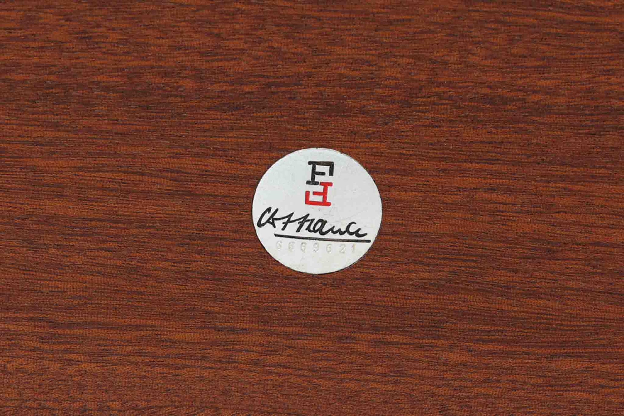 デンマークの名門家具メーカー France &amp; Son（フランス＆サン） 製、Ole Gjerlov-Knudsen（オーレ・ジェルロフ・クヌッドセン） &amp; Torben Lind（トーベン・リン）によるデザインのサイドテーブルです。素材には高品質な チーク材 を使用し、美しい木目と温かみのある色合いが魅力。無駄のない直線的なフォルムに加え、天板のコーナーには フィンガージョイント が施され、職人技が光るディテールとなっています。堅牢な構造とシンプルなデザインが特徴で、ソファサイドやベッドサイド、ちょっとしたディスプレイ用テーブルとしても活躍。ミニマルでありながら、確かな存在感を放つ北欧ヴィンテージの逸品です。