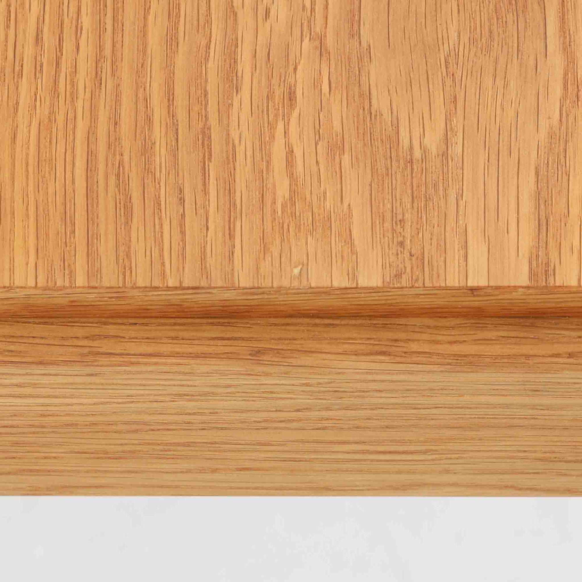 Illum Wikkelsoがデザインし、C.F.C. Silkeborgが製造したオーク材のサイドテーブルです。幅58cmのコンパクトなサイズに、厚みを抑えた天板と直線的な脚部を組み合わせた端正な構成で、ソファ脇やベッドサイドにも取り入れやすい佇まい。天板縁の緩やかな丸みや、脚部との納まりに丁寧な木工技術が感じられます。明るく穏やかな木目と経年による風合いが魅力で、飲み物や照明、小物を置く補助台として空間にさりげない存在感を添える一台です。