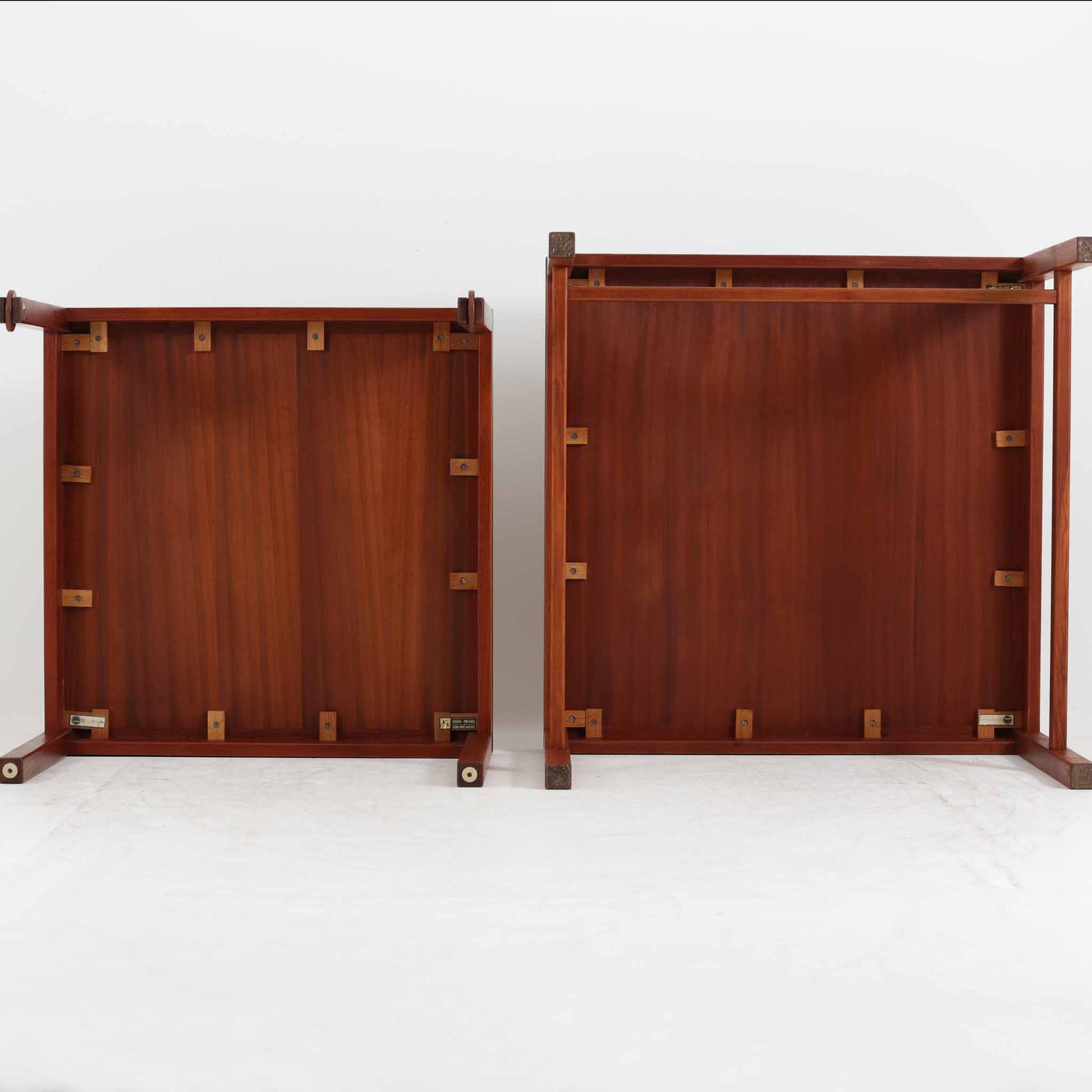 Borge Mogensenがデザインし、Fredericia社より製造されたネストテーブル「Model 5377」です。代表作であるソファ「2213」に合わせてデザインされたとも言われ、チーク材の美しい木目と堅牢な構造が魅力です。大小2台を重ねて収納できる機能的な設計で、小テーブルにはキャスターが備わり、日常使いに配慮したモーエンセンらしい実用性が感じられます。来客時には補助テーブルとして、普段はソファ横のサイドテーブルや飾り台としても活躍し、北欧ビンテージ家具ならではの温もりと存在感を空間に添えます。年月を重ねたチーク材の深みある色合いが、シンプルな直線的フォルムと相まって一層の魅力を放っています。