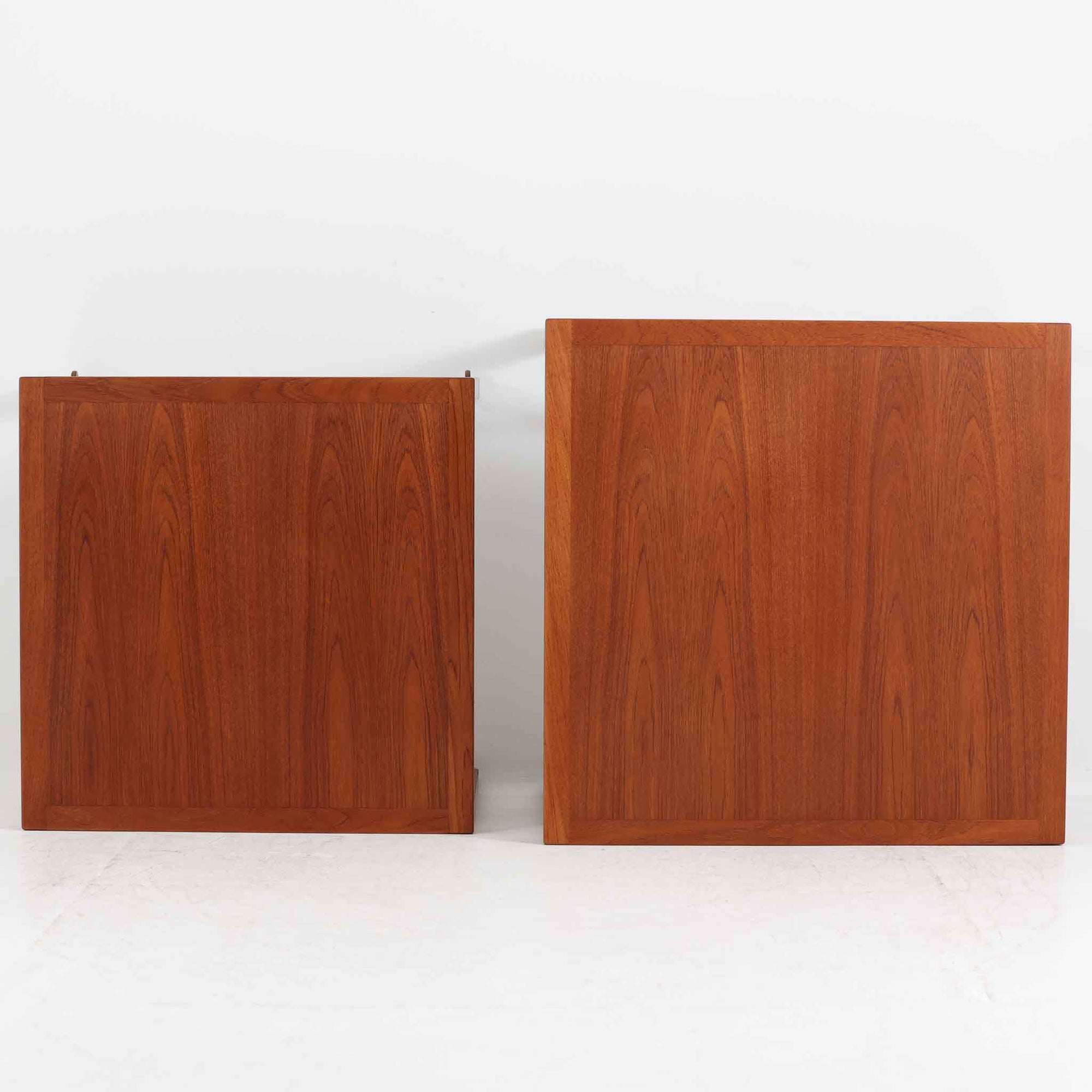 Borge Mogensenがデザインし、Fredericia社より製造されたネストテーブル「Model 5377」です。代表作であるソファ「2213」に合わせてデザインされたとも言われ、チーク材の美しい木目と堅牢な構造が魅力です。大小2台を重ねて収納できる機能的な設計で、小テーブルにはキャスターが備わり、日常使いに配慮したモーエンセンらしい実用性が感じられます。来客時には補助テーブルとして、普段はソファ横のサイドテーブルや飾り台としても活躍し、北欧ビンテージ家具ならではの温もりと存在感を空間に添えます。年月を重ねたチーク材の深みある色合いが、シンプルな直線的フォルムと相まって一層の魅力を放っています。