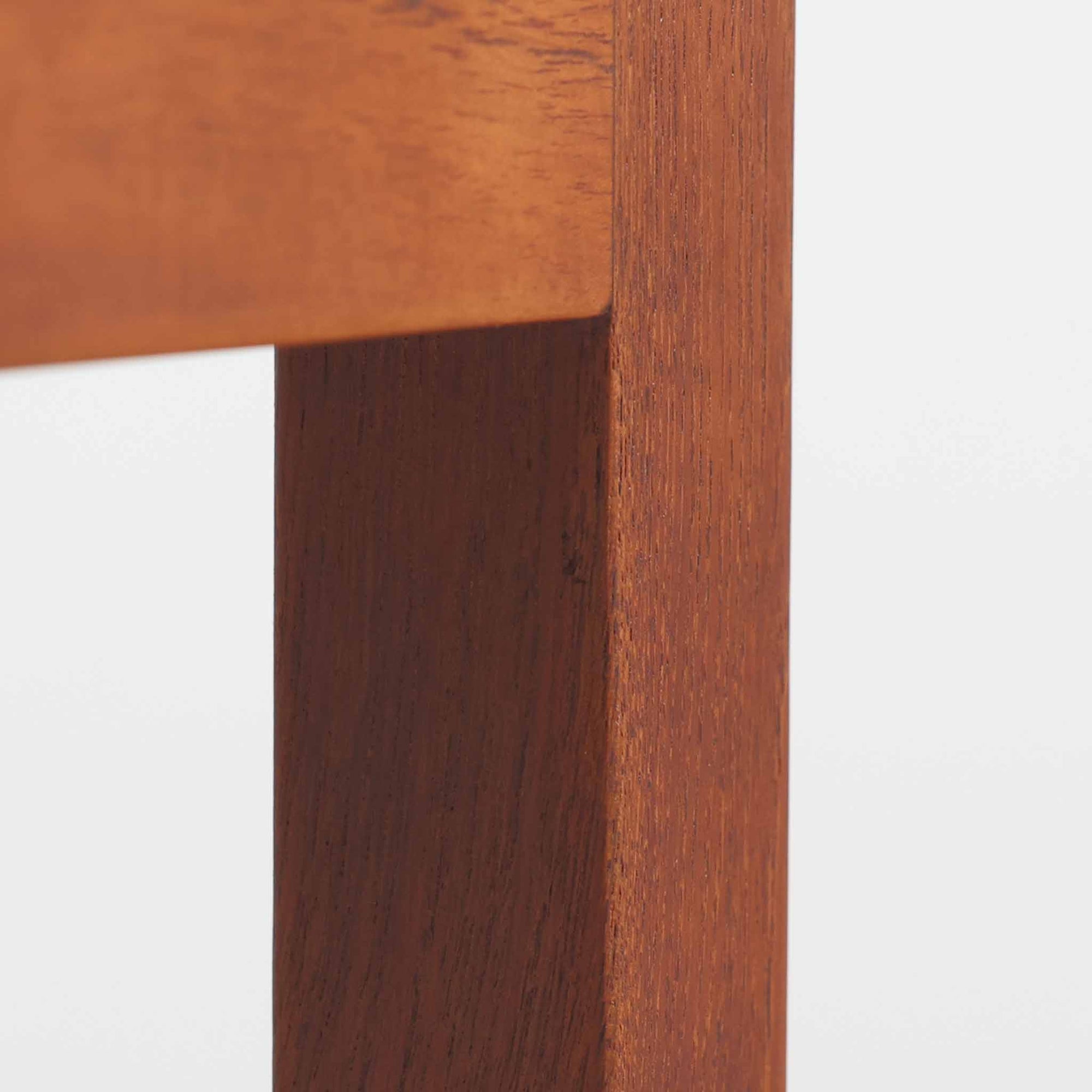 Borge Mogensenがデザインし、Fredericia社より製造されたネストテーブル「Model 5377」です。代表作であるソファ「2213」に合わせてデザインされたとも言われ、チーク材の美しい木目と堅牢な構造が魅力です。大小2台を重ねて収納できる機能的な設計で、小テーブルにはキャスターが備わり、日常使いに配慮したモーエンセンらしい実用性が感じられます。来客時には補助テーブルとして、普段はソファ横のサイドテーブルや飾り台としても活躍し、北欧ビンテージ家具ならではの温もりと存在感を空間に添えます。年月を重ねたチーク材の深みある色合いが、シンプルな直線的フォルムと相まって一層の魅力を放っています。