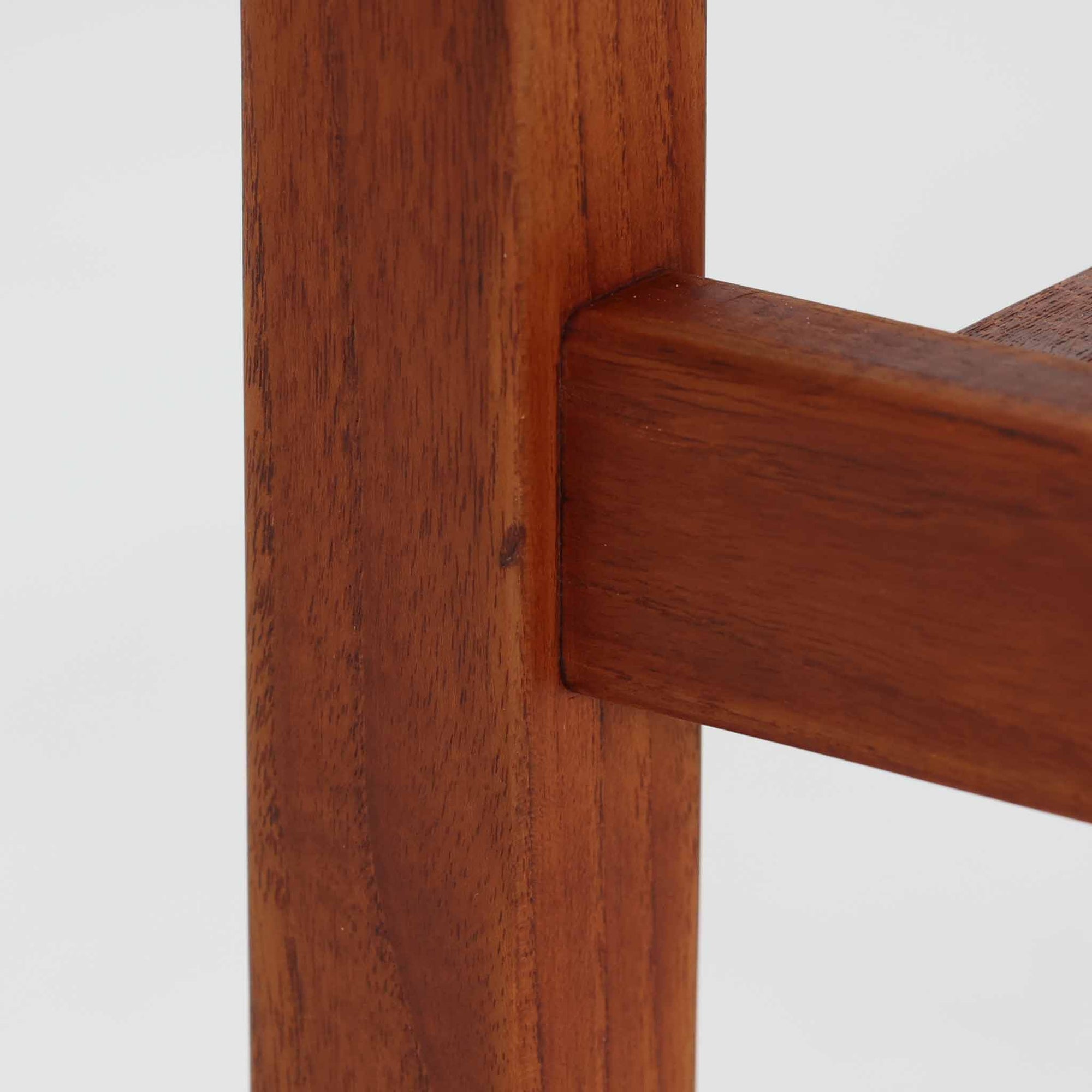 Borge Mogensenがデザインし、Fredericia社より製造されたネストテーブル「Model 5377」です。代表作であるソファ「2213」に合わせてデザインされたとも言われ、チーク材の美しい木目と堅牢な構造が魅力です。大小2台を重ねて収納できる機能的な設計で、小テーブルにはキャスターが備わり、日常使いに配慮したモーエンセンらしい実用性が感じられます。来客時には補助テーブルとして、普段はソファ横のサイドテーブルや飾り台としても活躍し、北欧ビンテージ家具ならではの温もりと存在感を空間に添えます。年月を重ねたチーク材の深みある色合いが、シンプルな直線的フォルムと相まって一層の魅力を放っています。